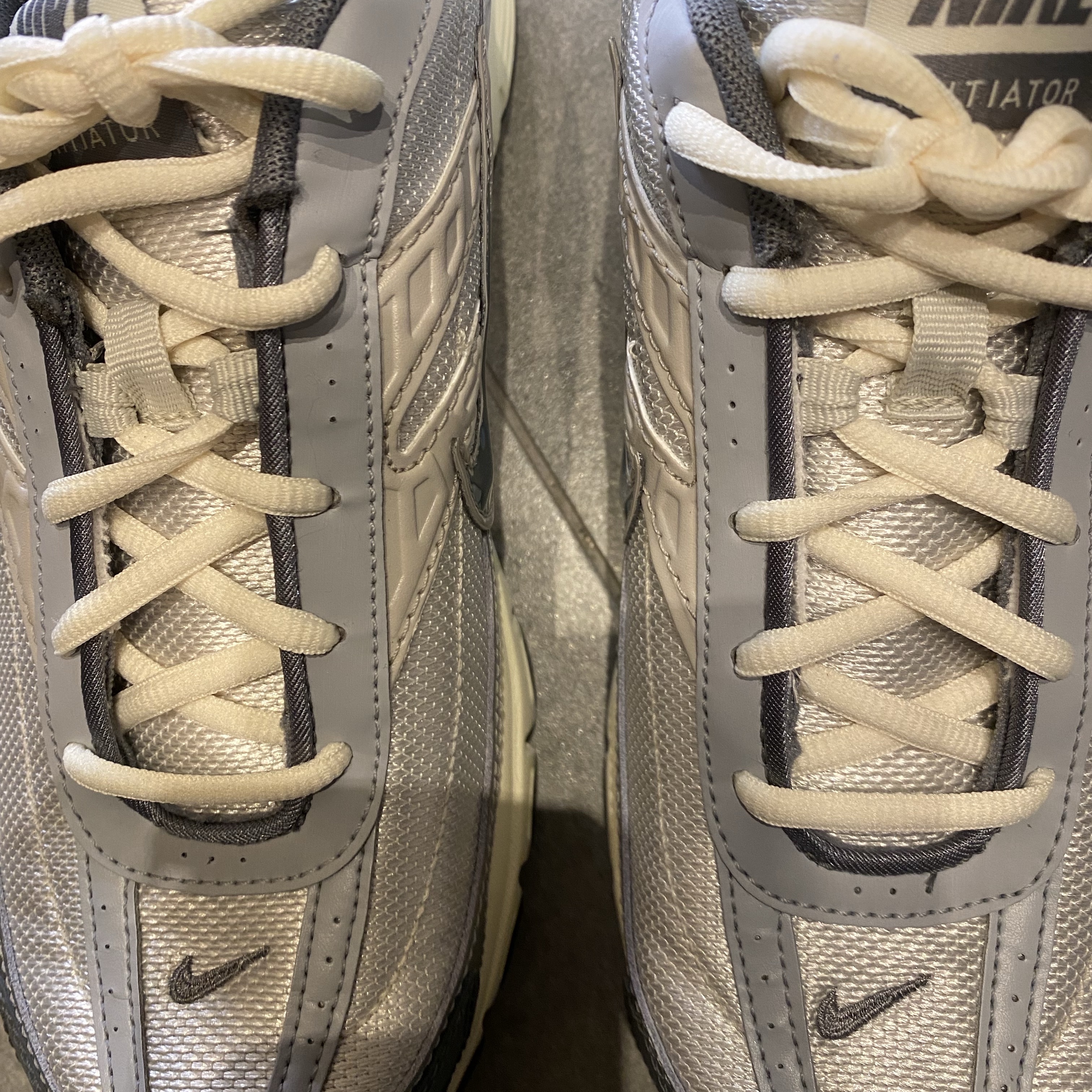Nike Initiator Light Bone Smoke Grey 착용 스타일