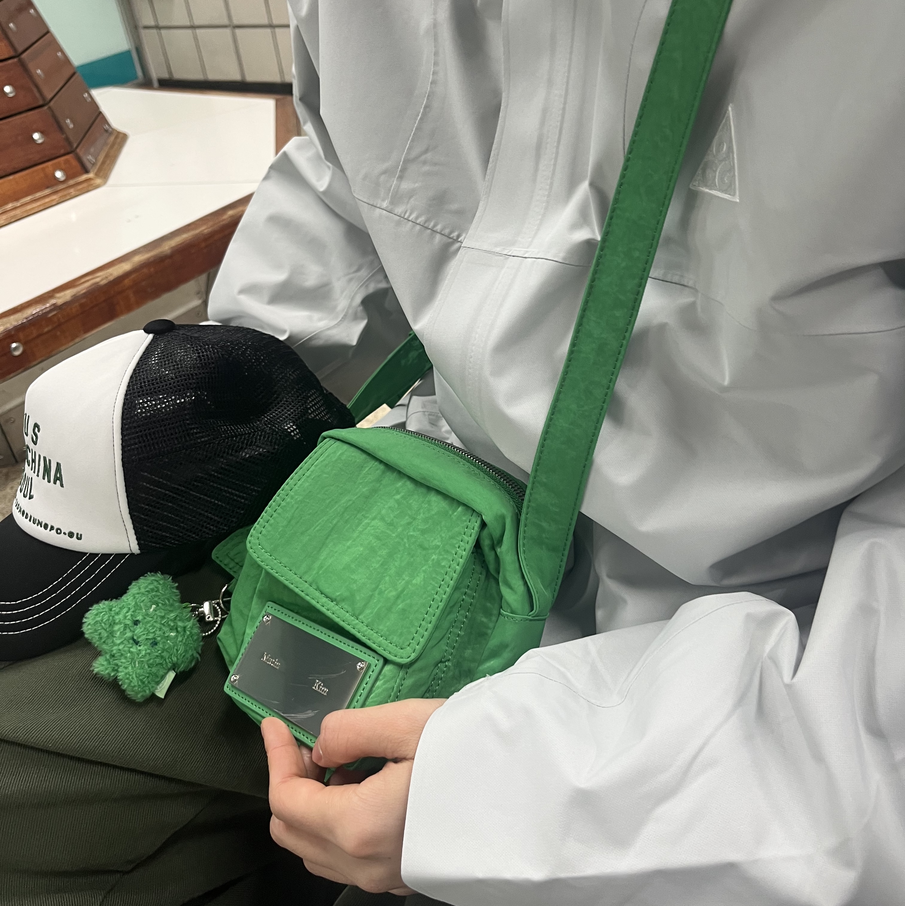 Nike ACG Storm-Fit ADV Cascade Rains Full Zip Jacket Photon Dust - Asia, Matin Kim Cargo Cross Mini Bag Green 착용 스타일 - 1