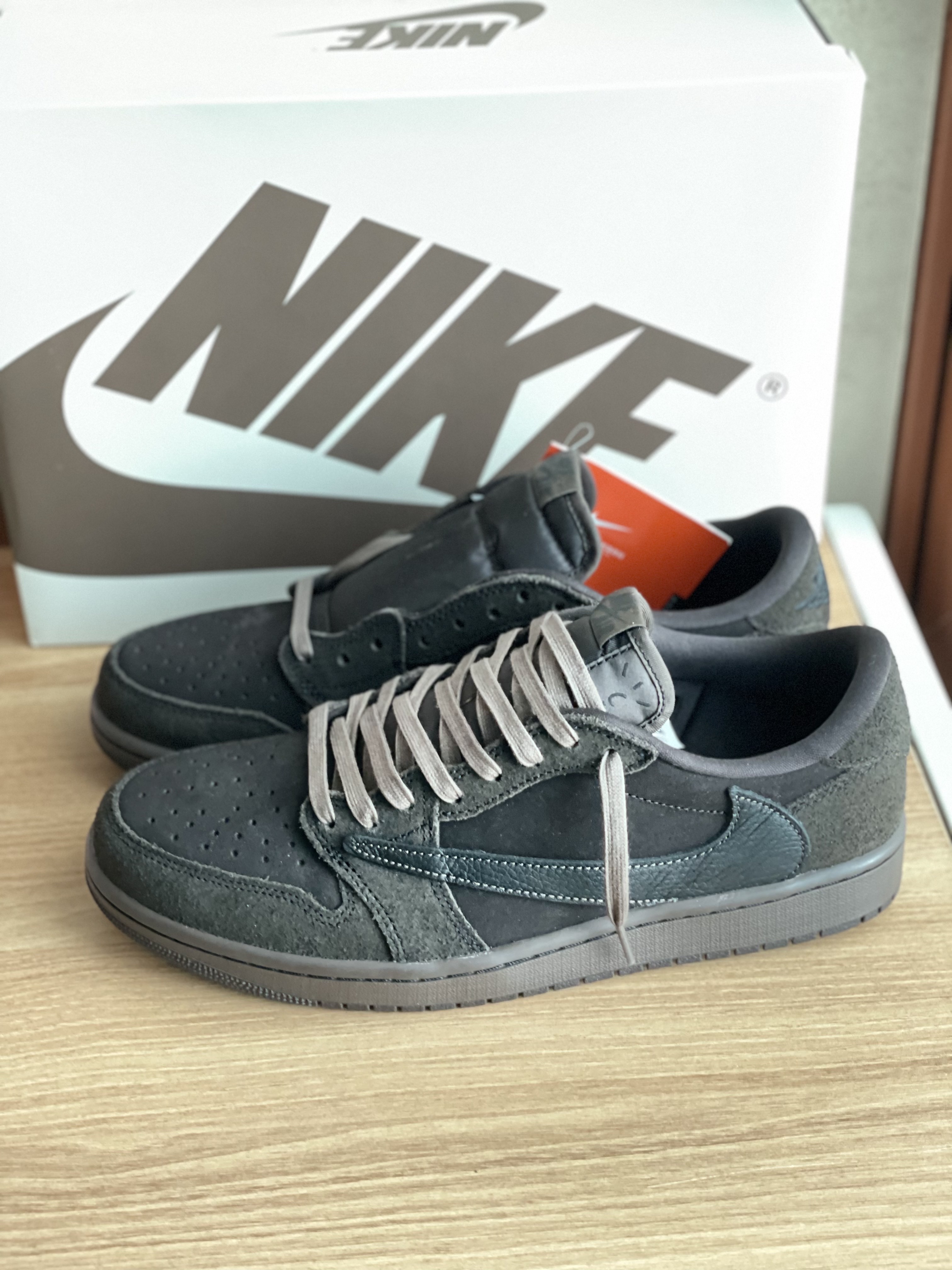 Jordan 1 x Travis Scott Retro Low OG SP Velvet Brown and Dark Mocha 착용 스타일 - 2