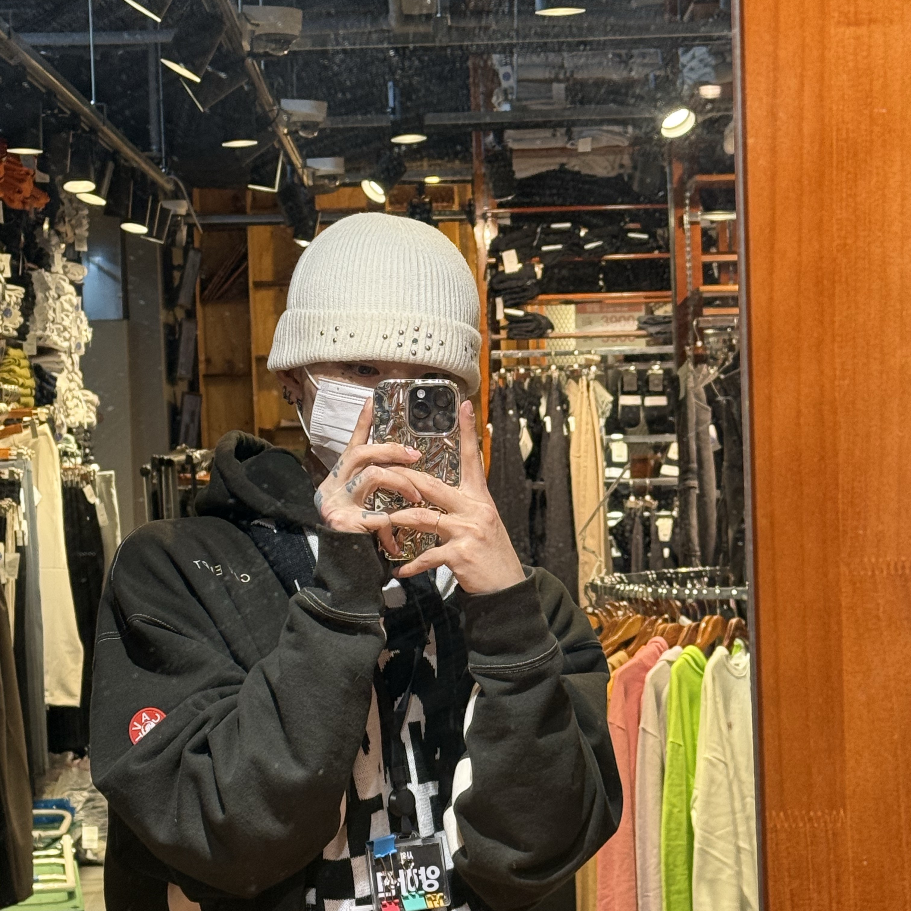 CDG Logo Check Muffler White Black 착용 스타일