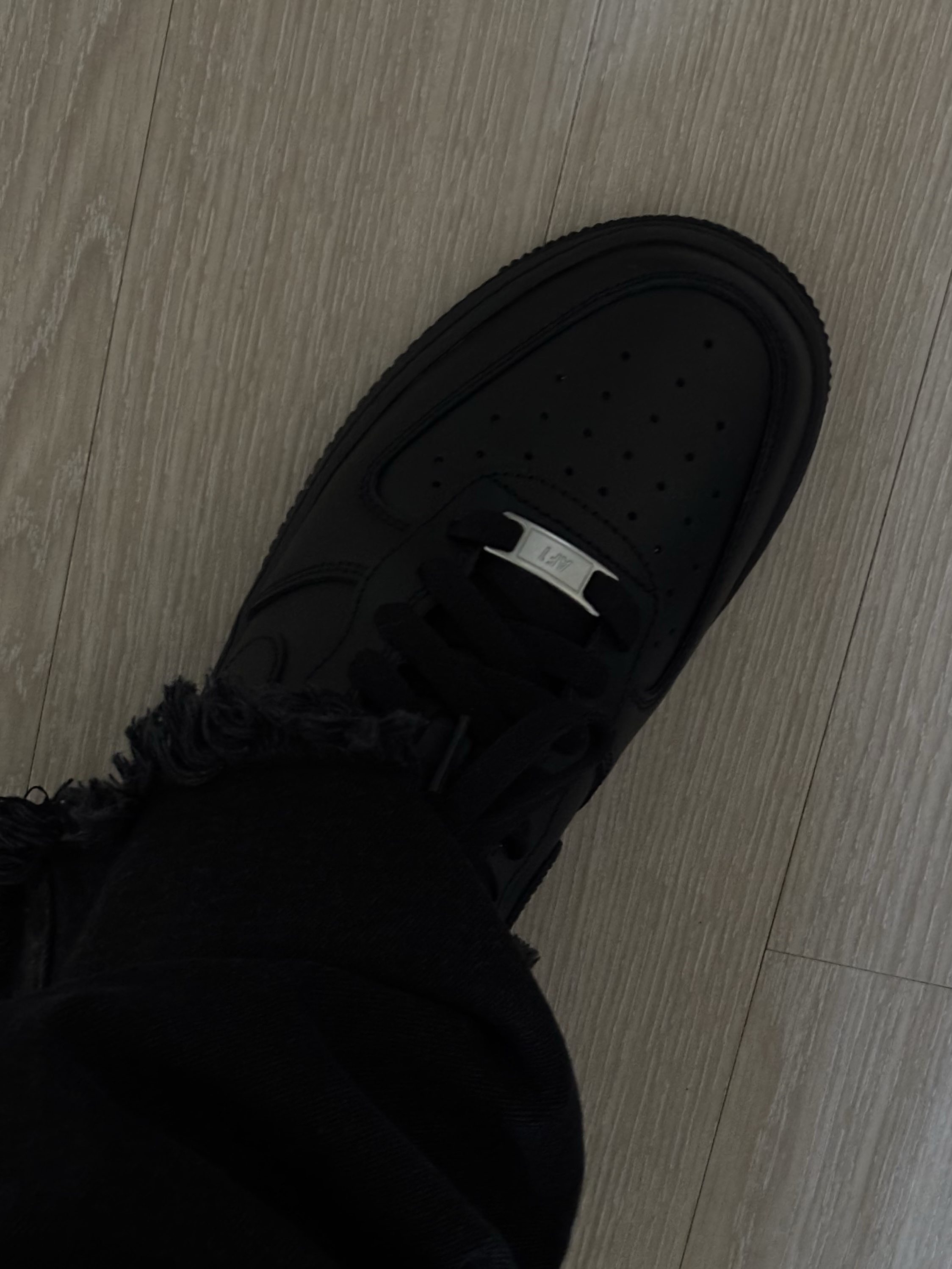 (W) Nike Air Force 1 '07 Low Triple Black 착용 스타일 - 3