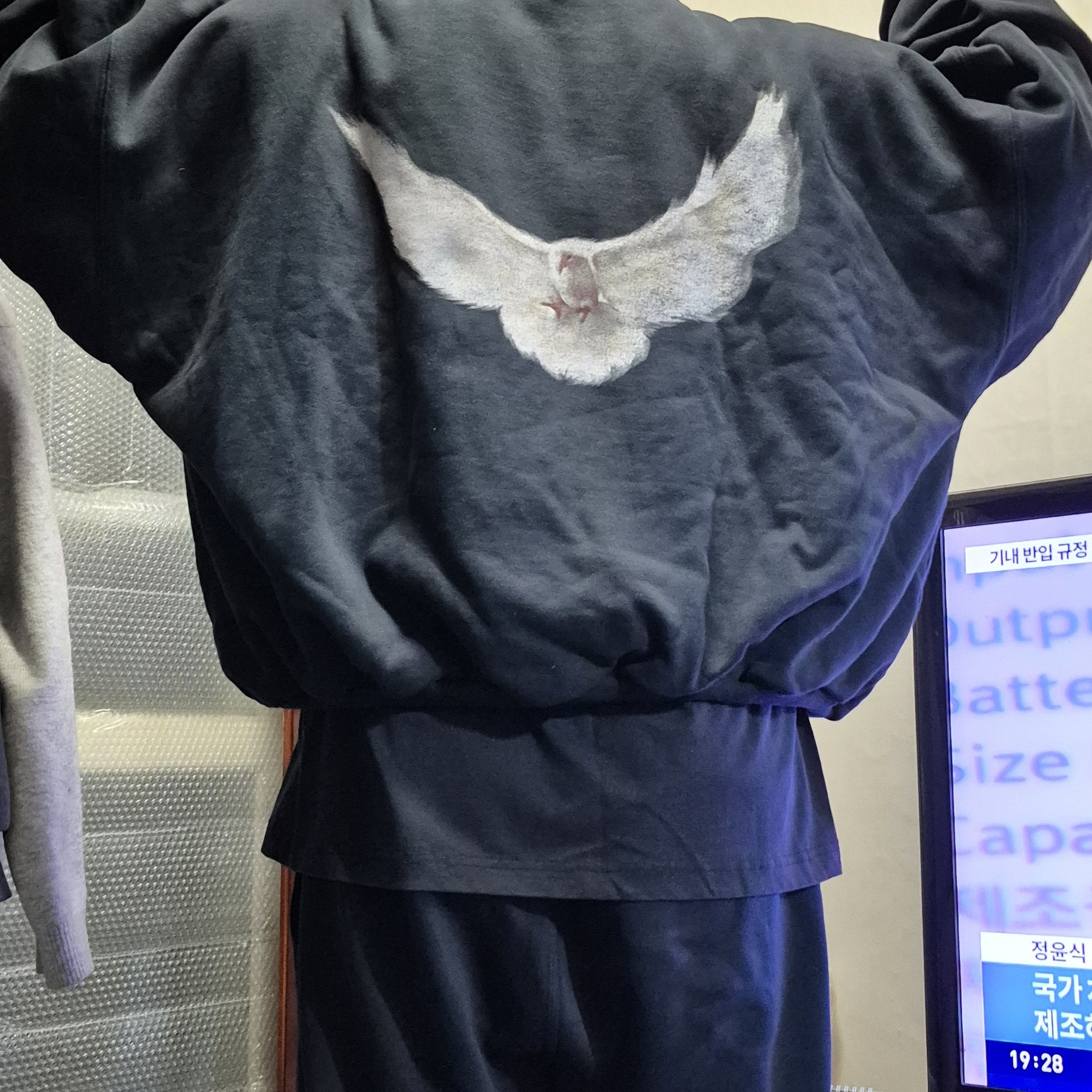 Yeezy Gap Engineered By Balenciaga Dove Hoodie Washed Black 착용 스타일