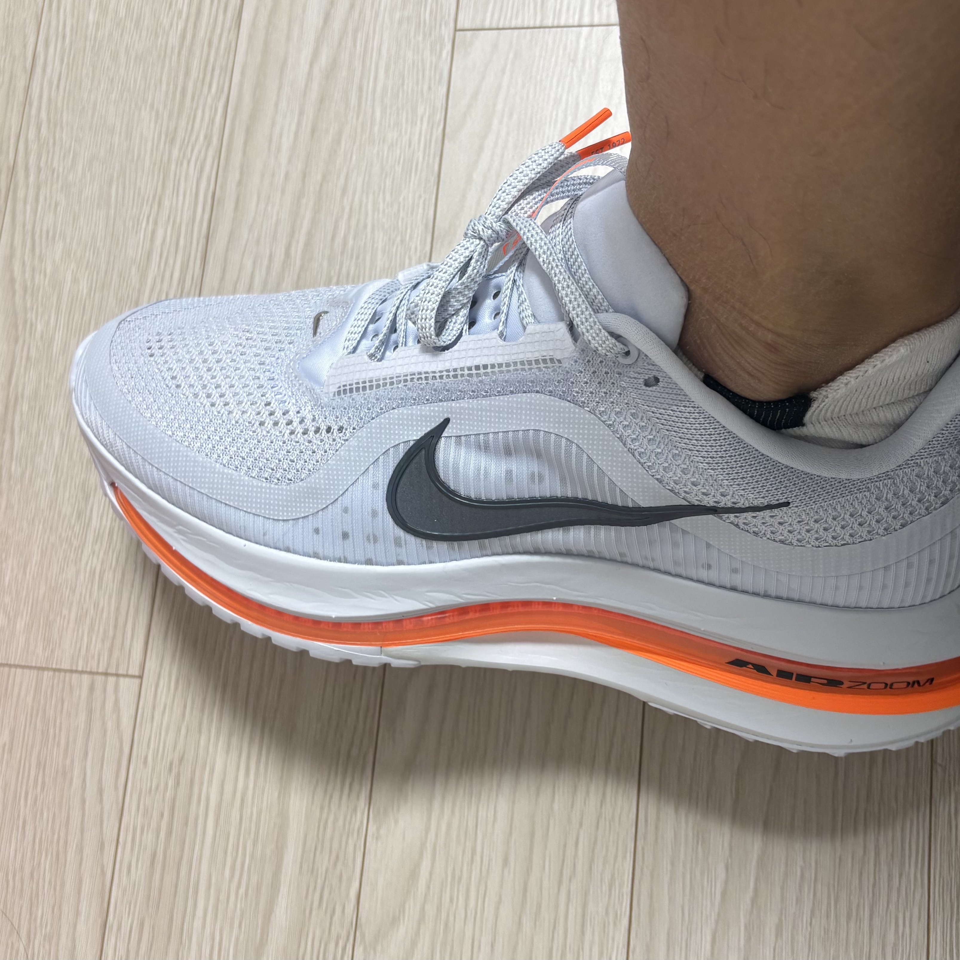 Nike Pegasus Premium Airscape Football Grey Total Orange 착용 스타일 - 2