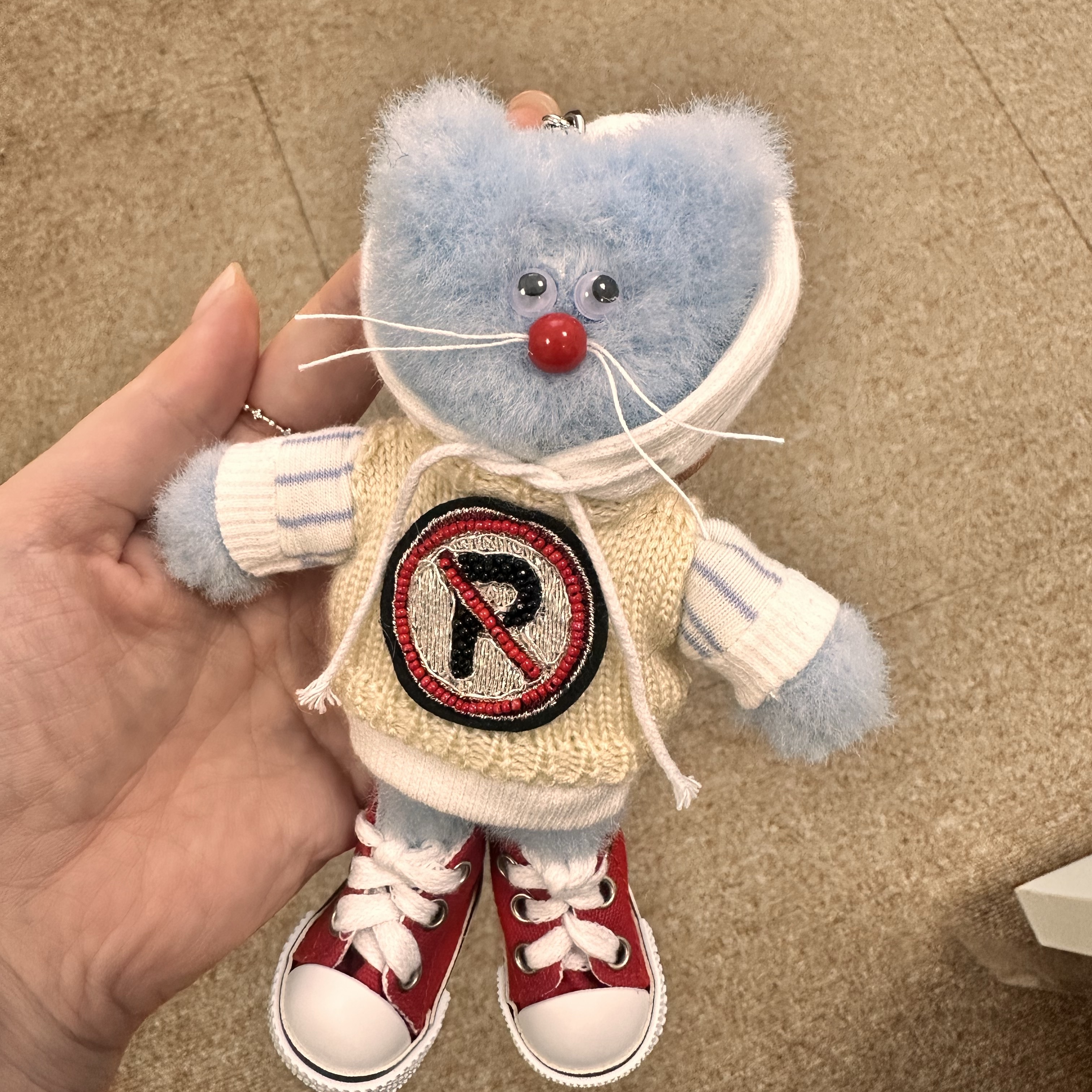 Monamhee x Peaceminusone Syhee Plush Keyring 착용 스타일