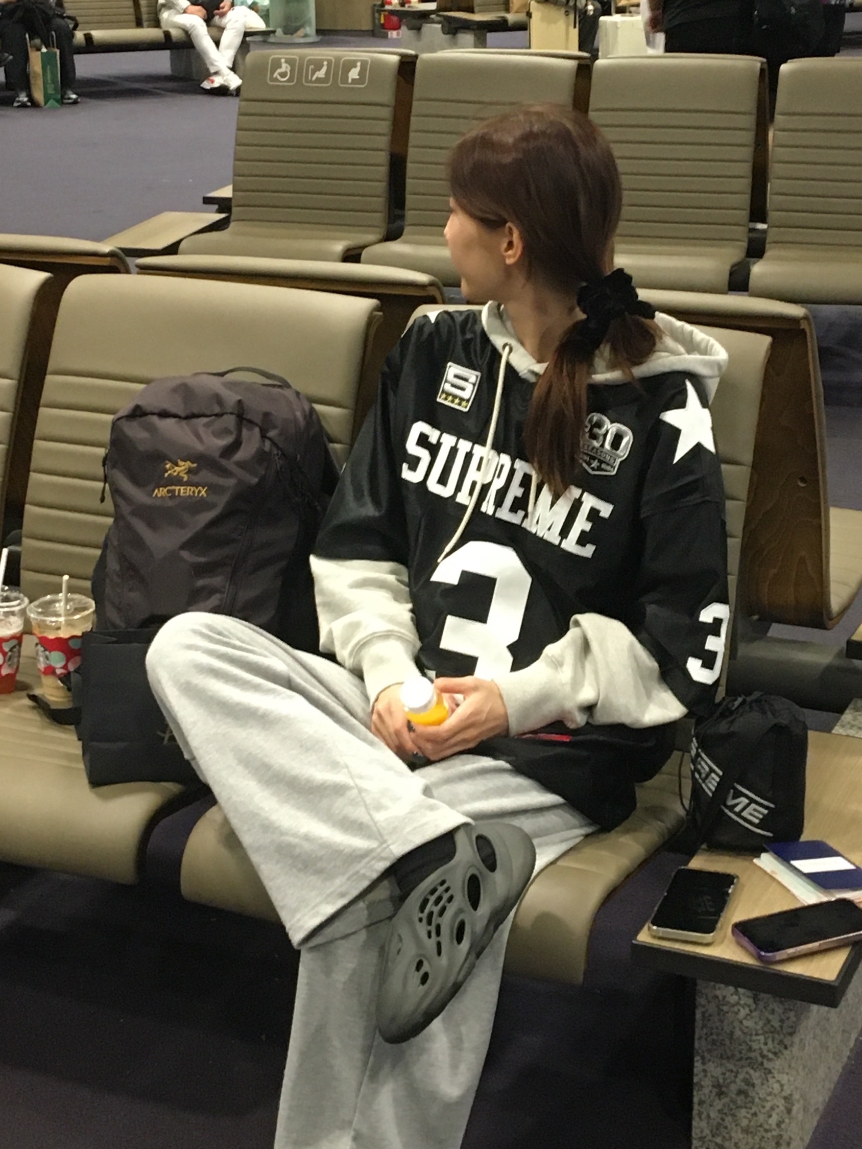 Adidas Yeezy Foam RNNR Onyx, Supreme Star Football Jersey Black - 24FW 착용 스타일