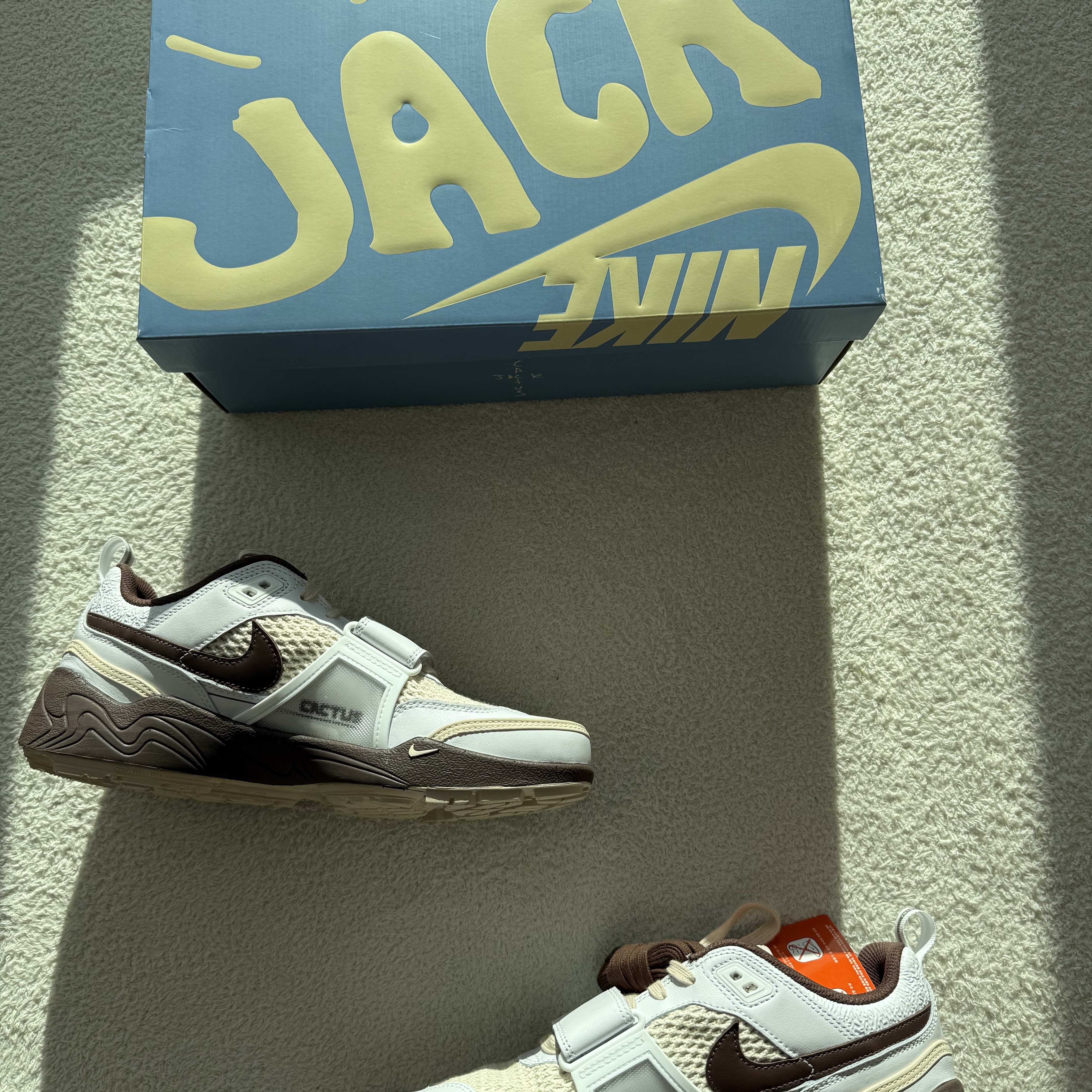 Nike x Travis Scott Zoom Field Jaxx White and Light Chocolate 착용 스타일