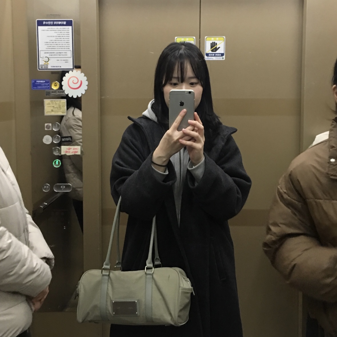 Matin Kim Sporty Tote Bag Light Khaki 착용 스타일