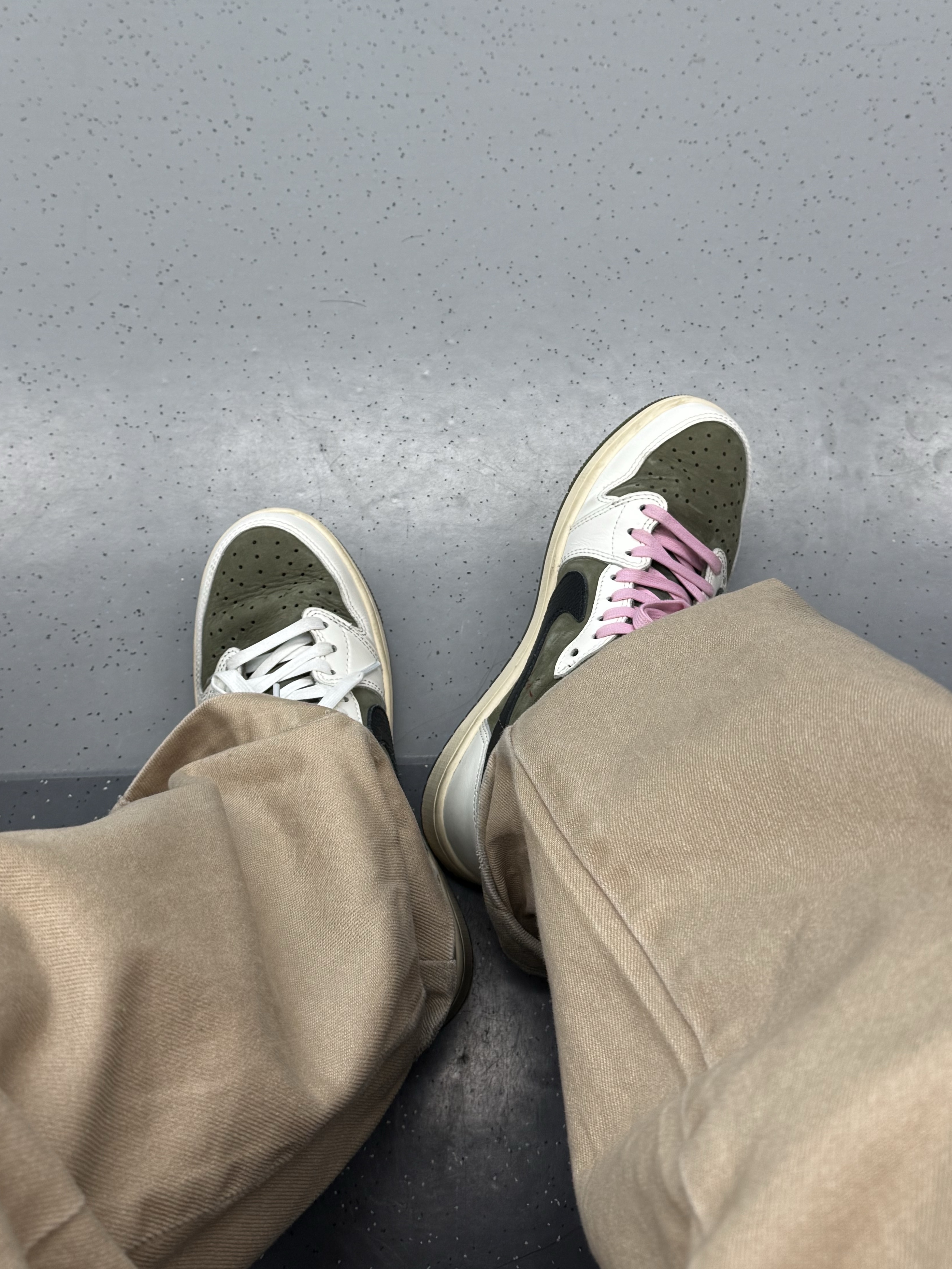 Jordan 1 x Travis Scott Retro Low OG SP Reverse Olive 착용 스타일 - 2