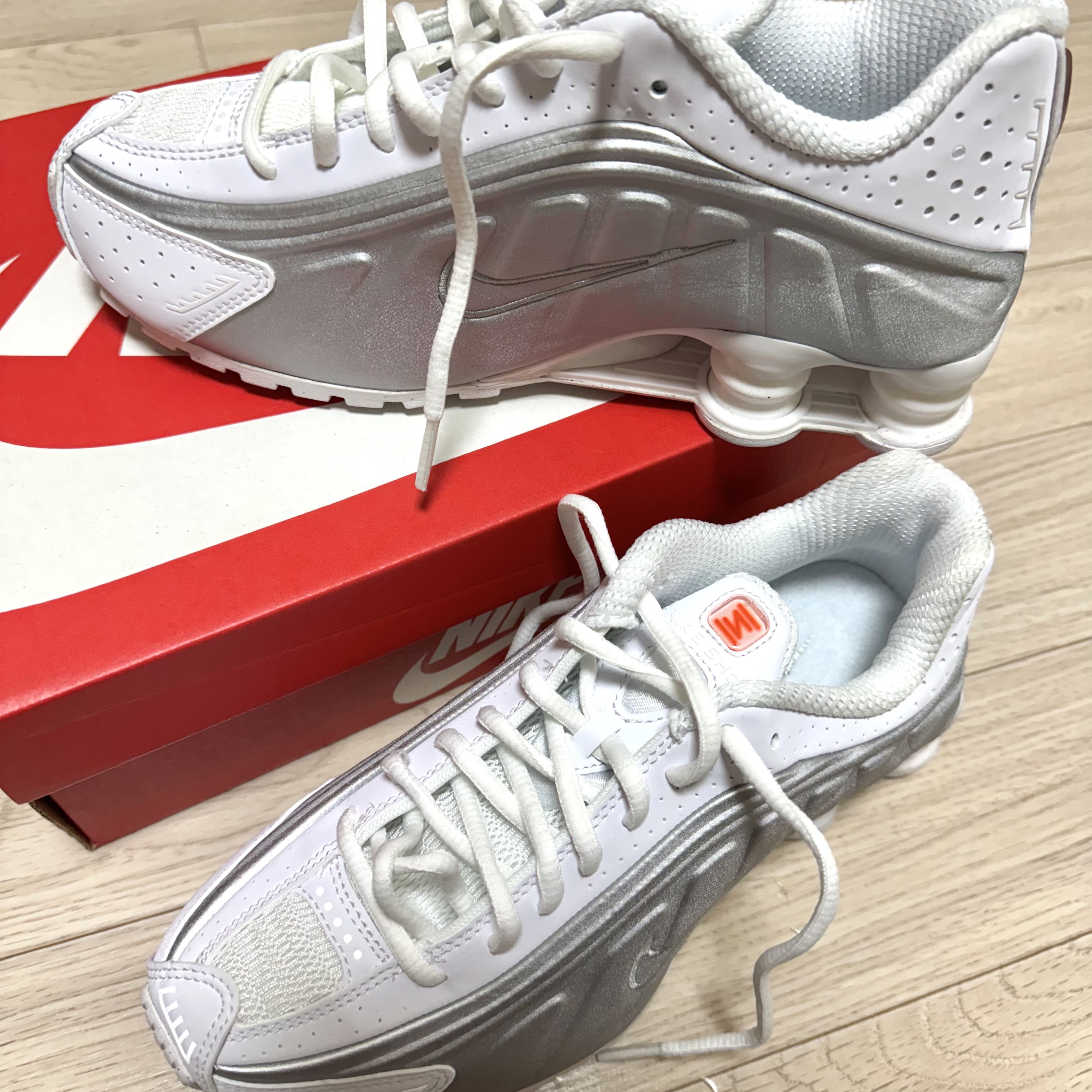 (W) Nike Shox R4 White Metallic Silver 착용 스타일