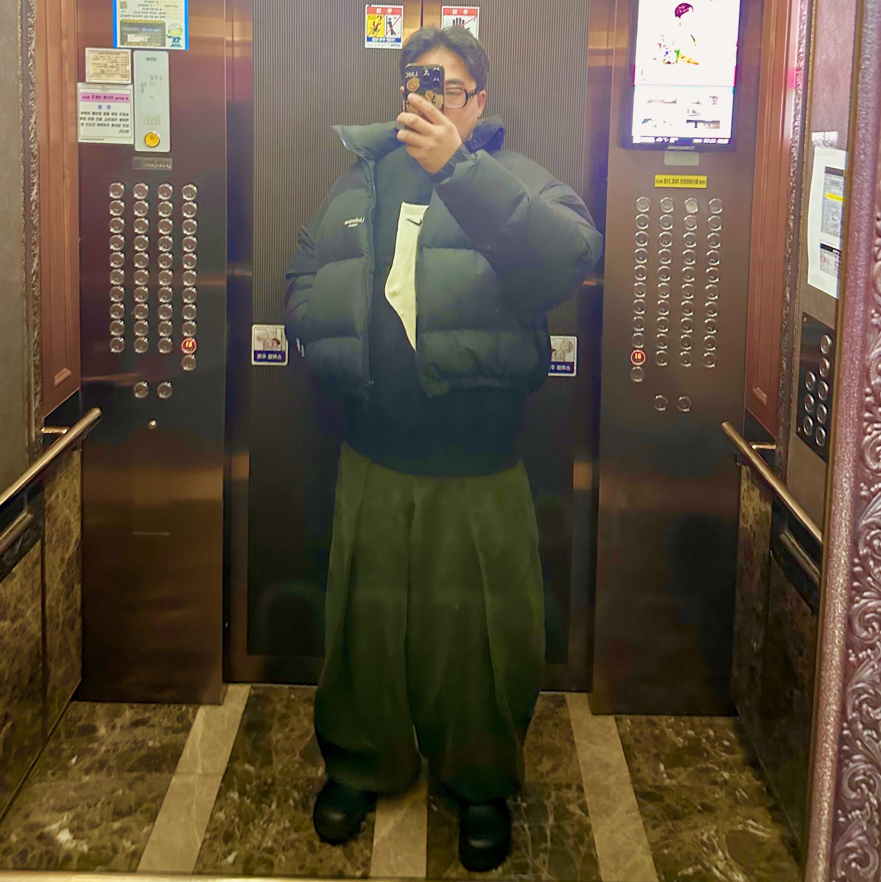 Gentle Monster x Maison Margiela MM114 Black Clear, Undermycar Mu.15 Anti Fxxking Logo Play Triple Logo Crop Padding Jacket Black 착용 스타일 - 1
