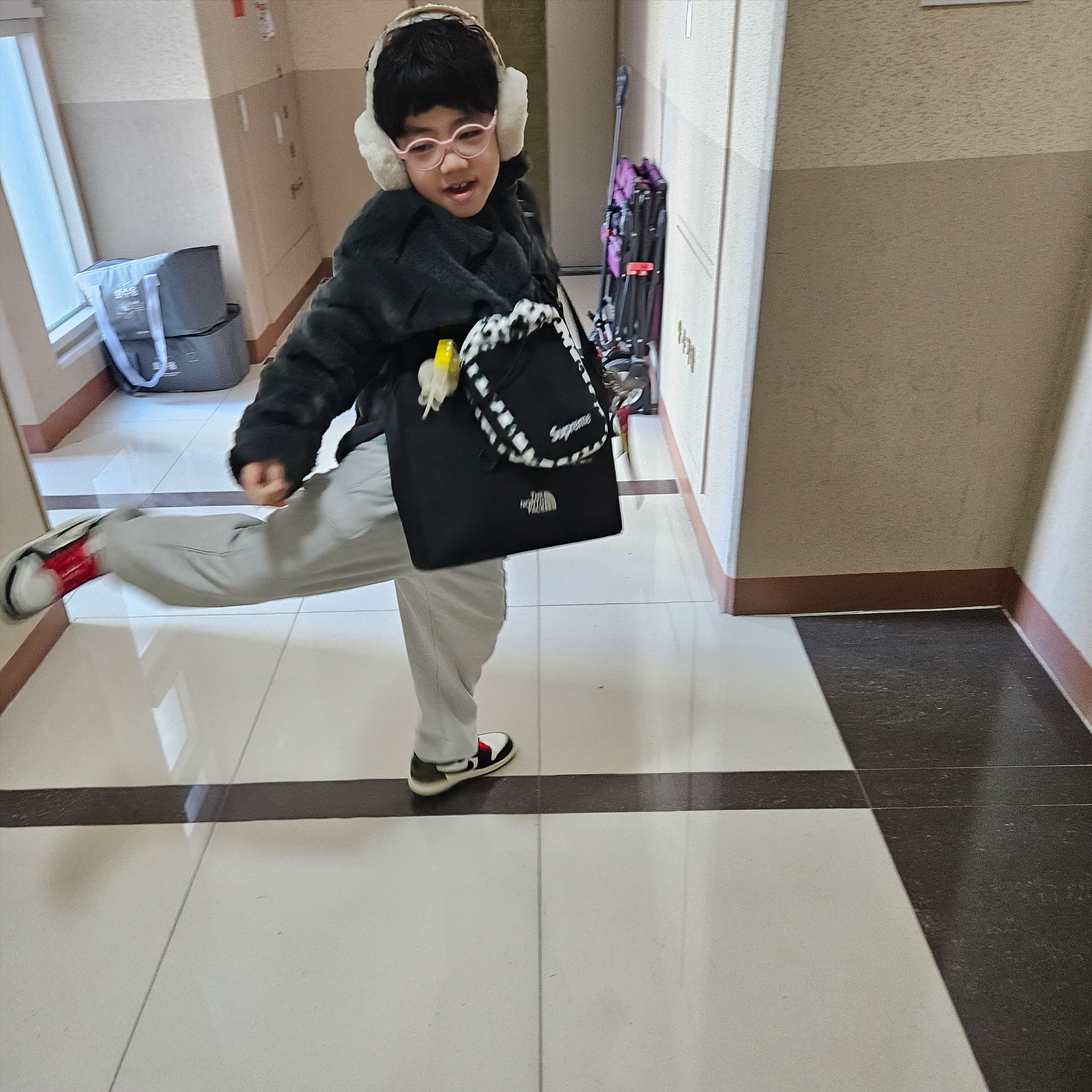 (PS) Jordan 1 Retro Low OG Mocha, Supreme Polartec Sling Bag Leopard - 24FW 착용 스타일 - 4
