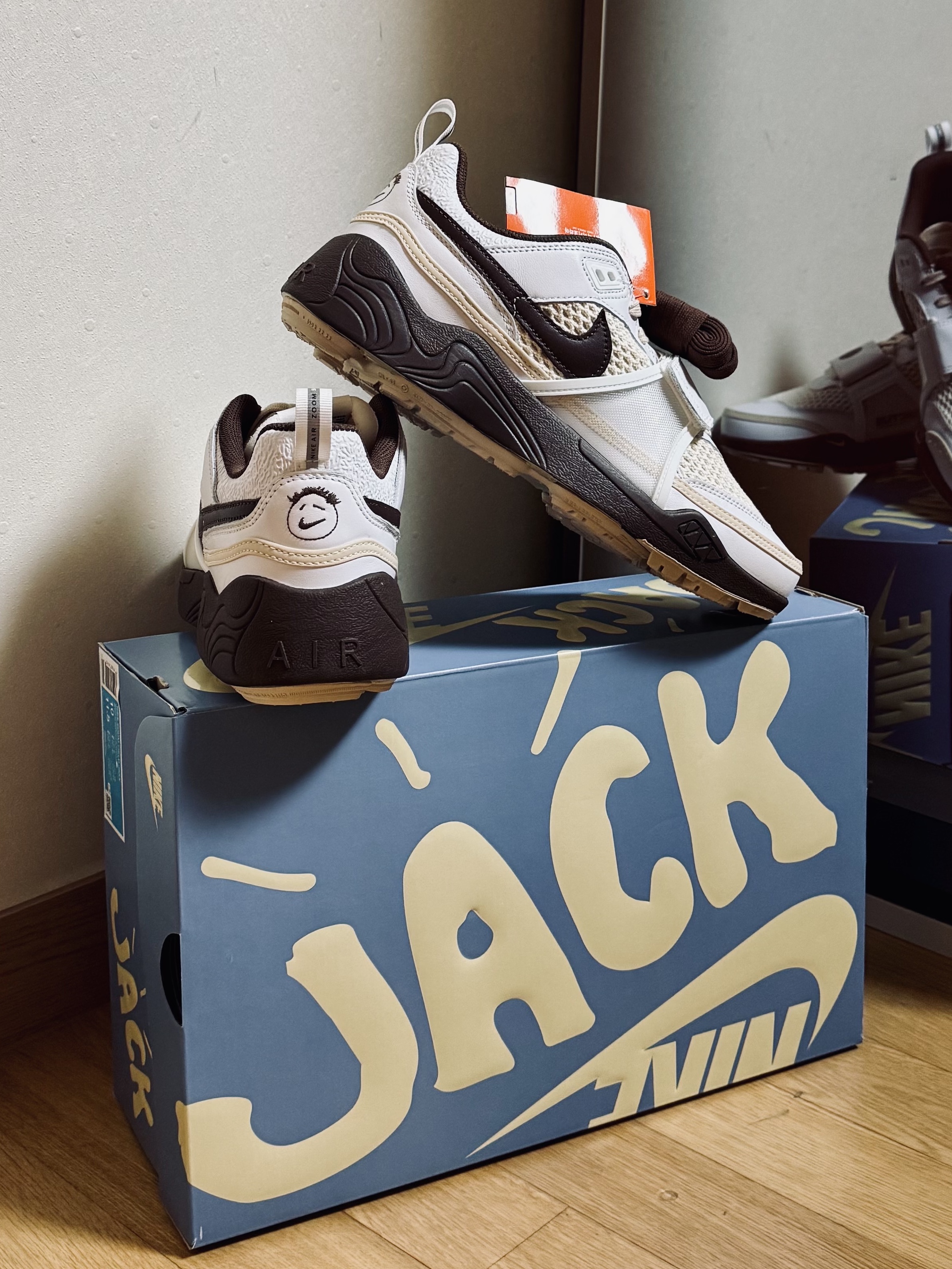 Nike x Travis Scott Zoom Field Jaxx White and Light Chocolate 착용 스타일