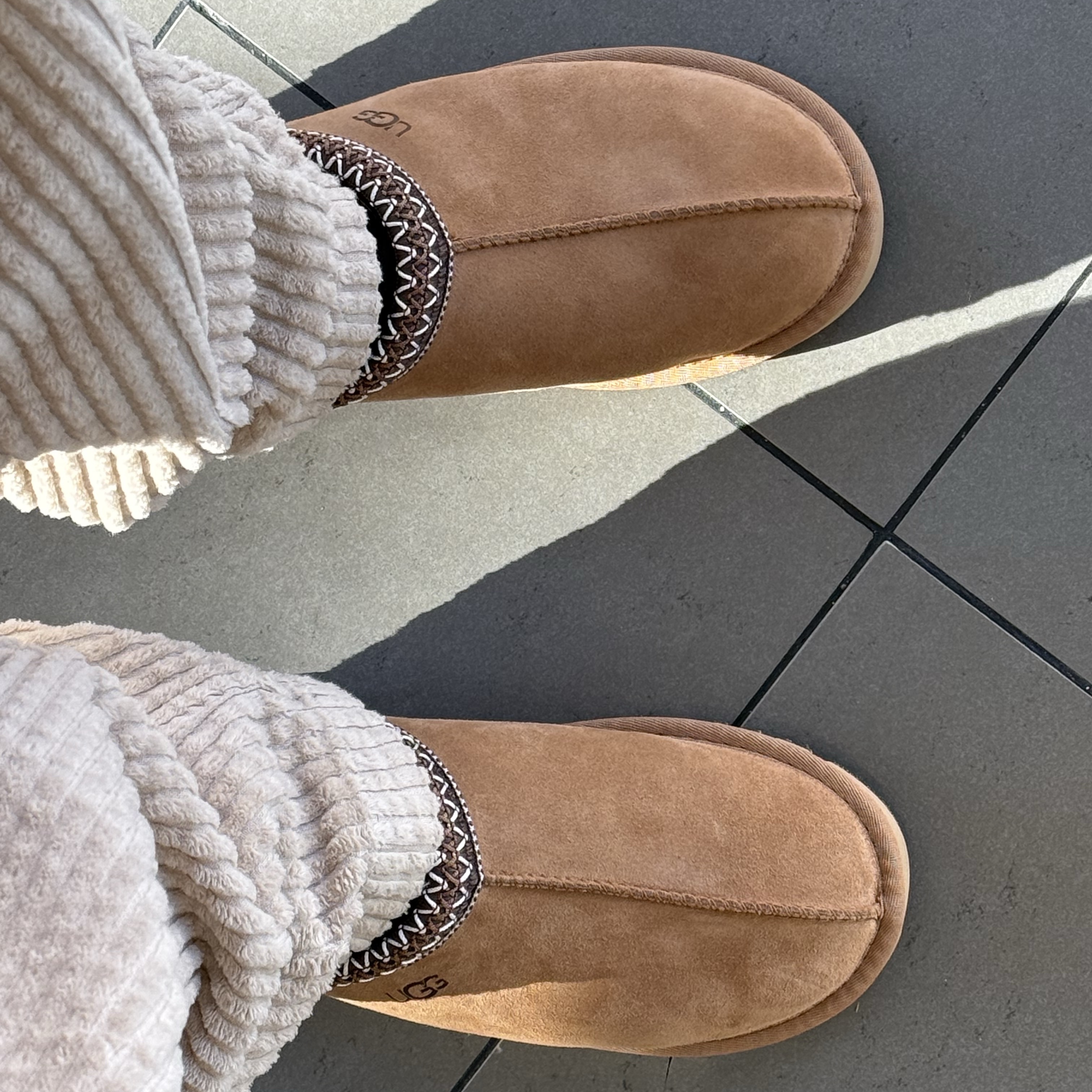 UGG Tasman Slipper Chestnut 착용 스타일