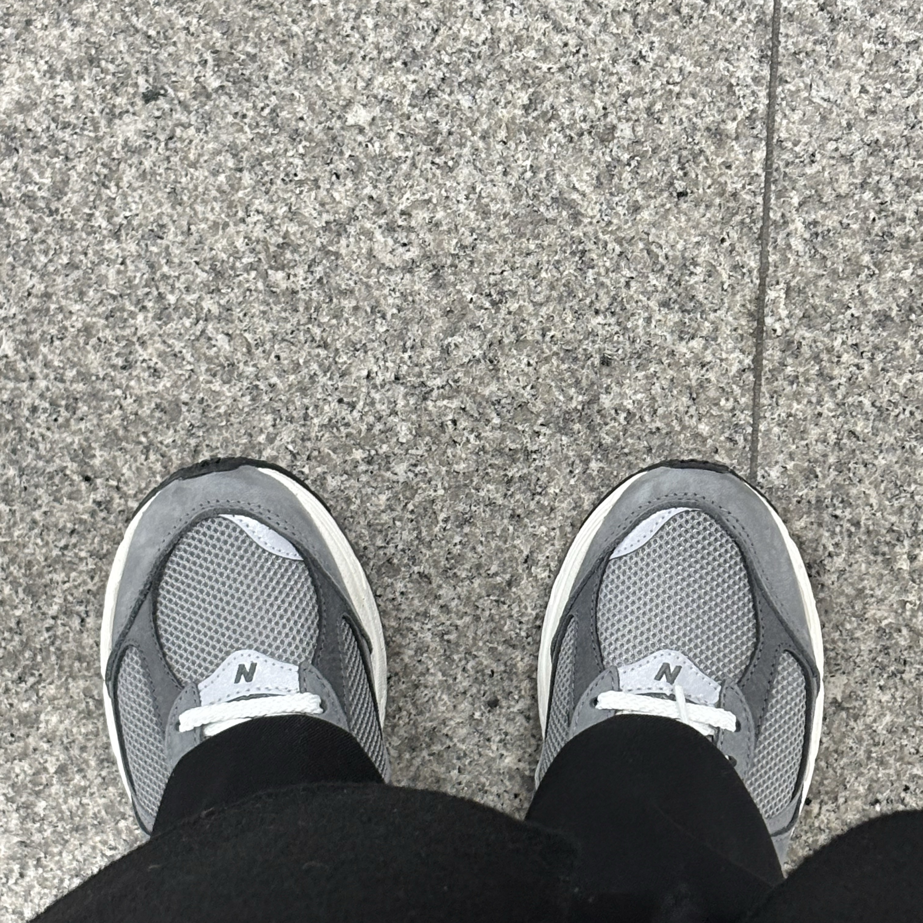 New Balance 2002R Premium Vintage Grey 착용 스타일