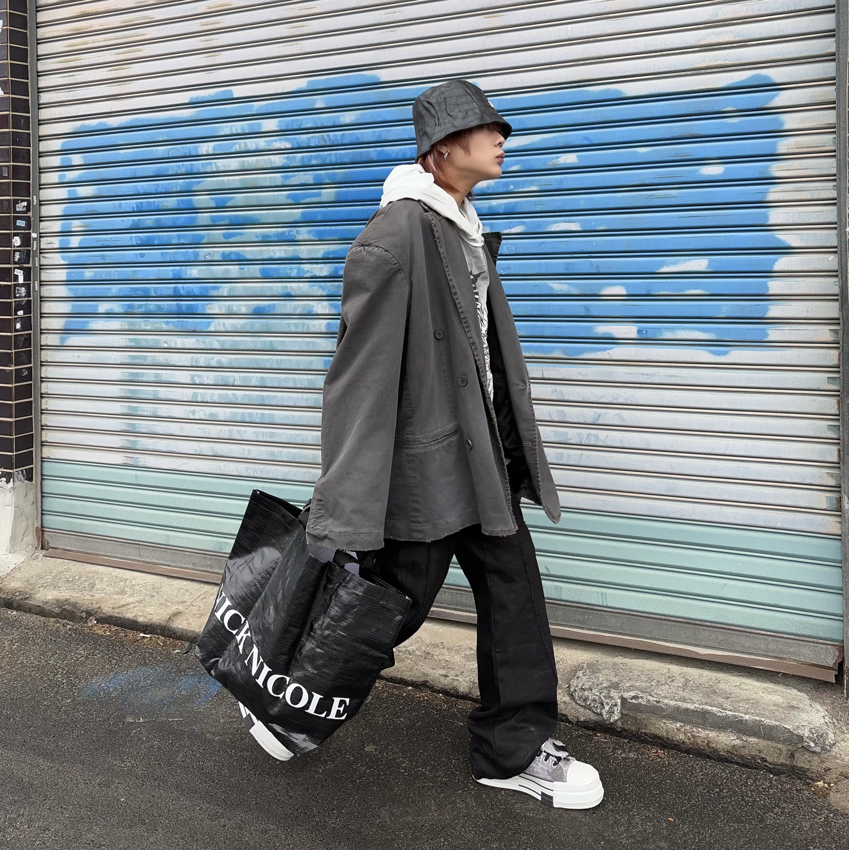 Converse x Drkshdw DBL Drkstar Overdye Chuck 70 Hi Concrete, REPINER Curve Coated Trouser Black 착용 스타일 - 2