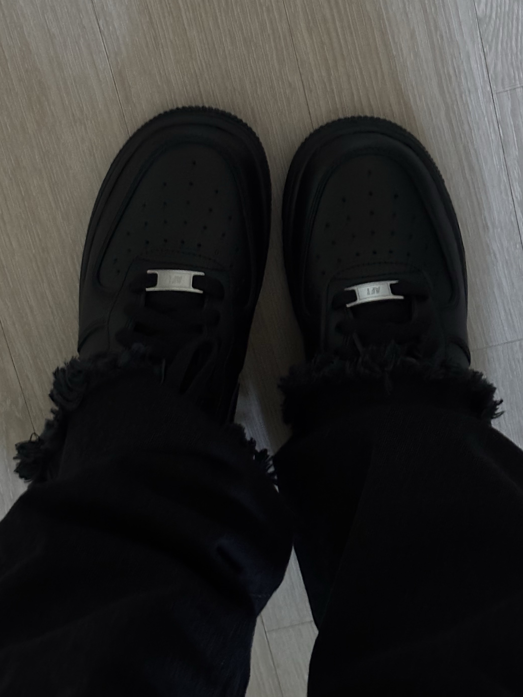 (W) Nike Air Force 1 '07 Low Triple Black 착용 스타일 - 1