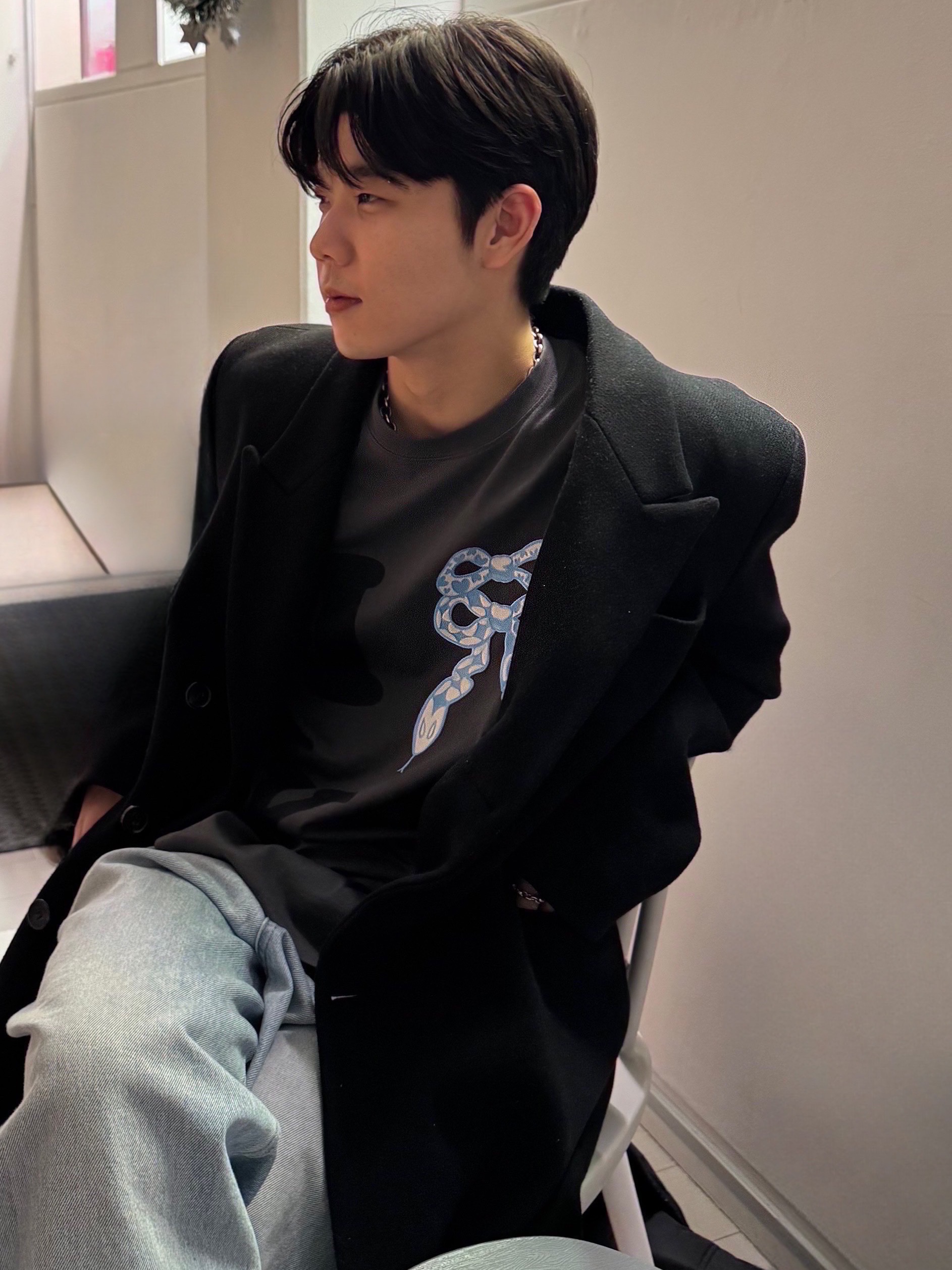 Open Yy Blue Ribbon Snake T-Shirt Charcoal 착용 스타일 - 1