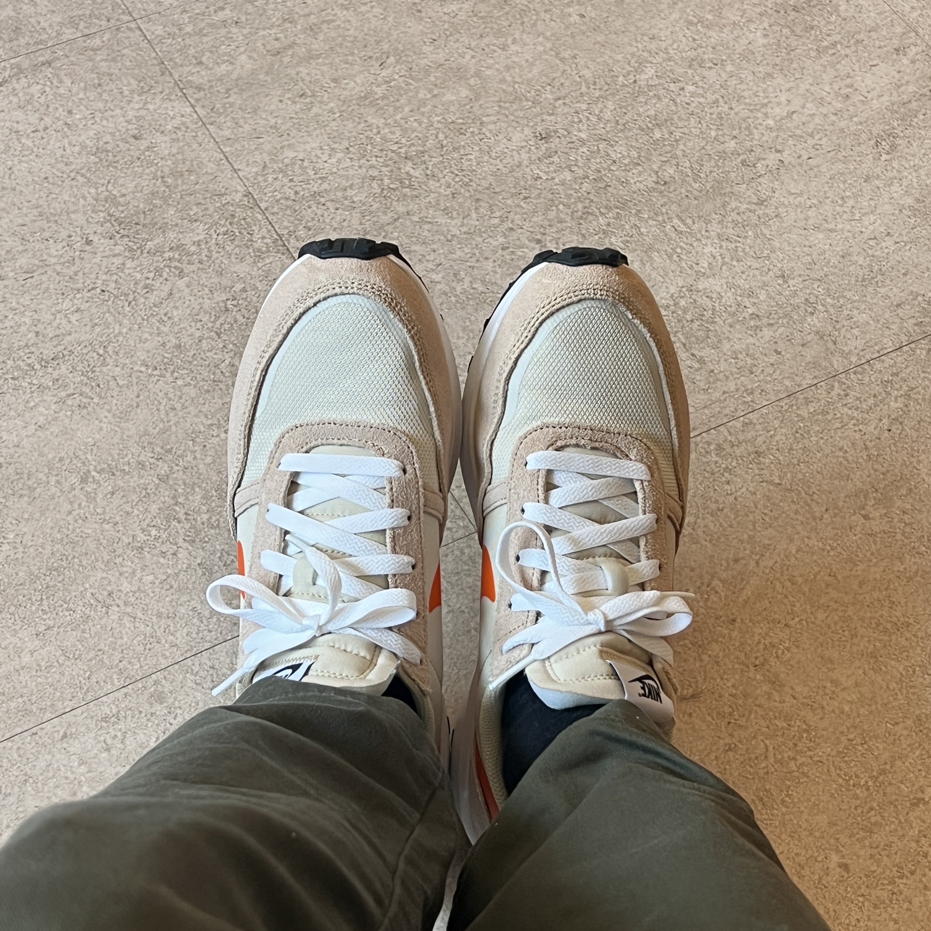 Nike Waffle Debut Hemp Safety Orange 착용 스타일