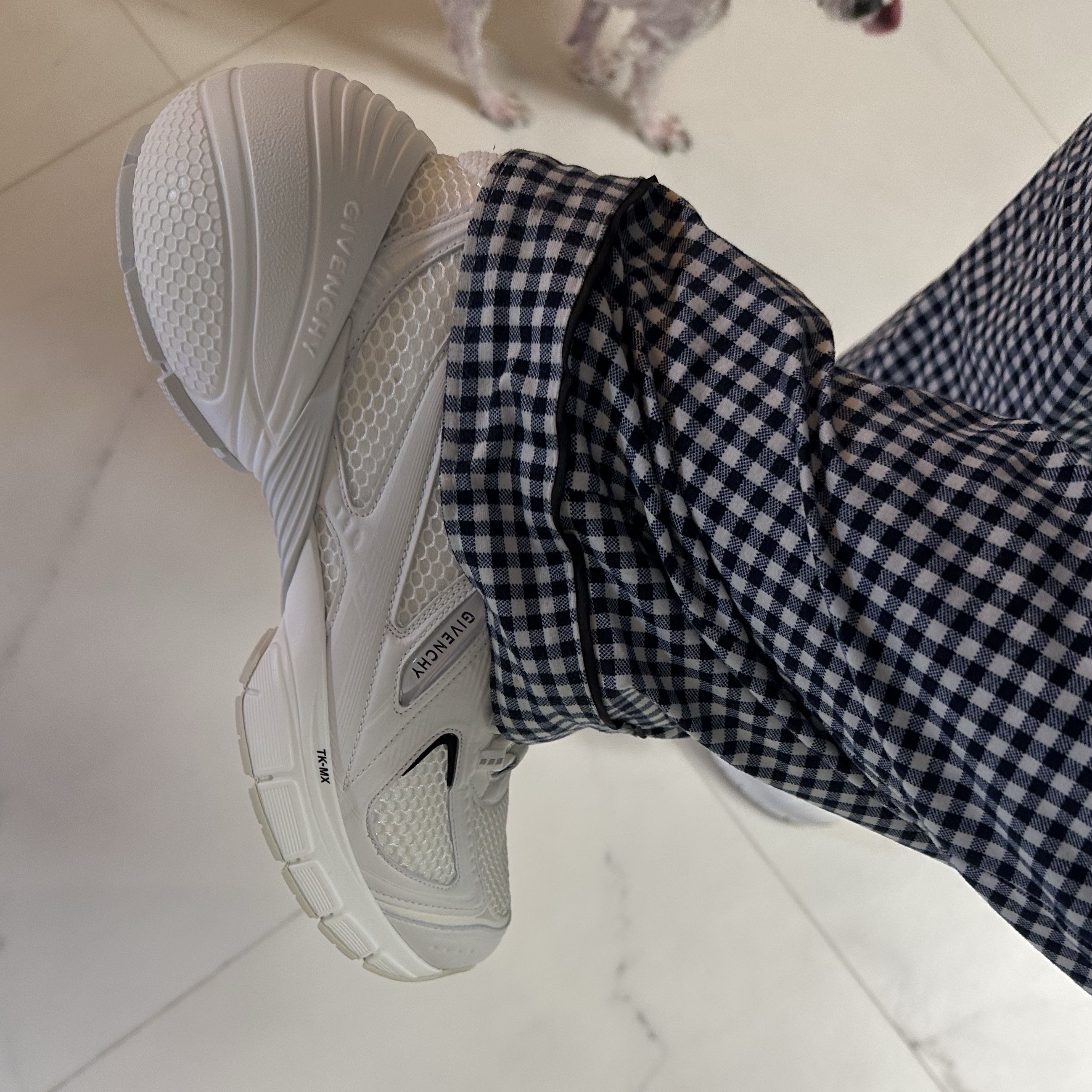 Givenchy TK-MX Runner Sneakers in Mesh Ivory 착용 스타일 - 2