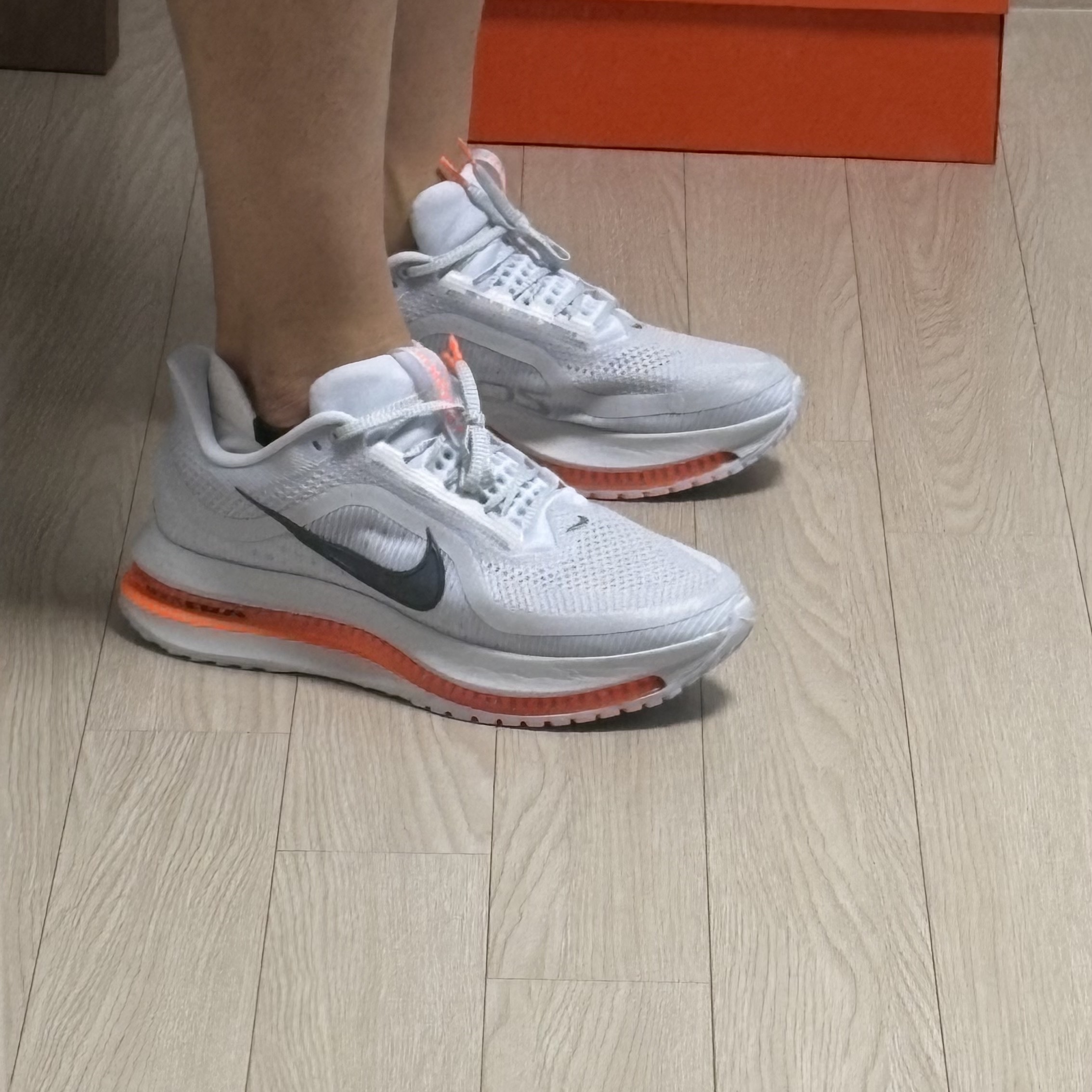 Nike Pegasus Premium Airscape Football Grey Total Orange 착용 스타일 - 4