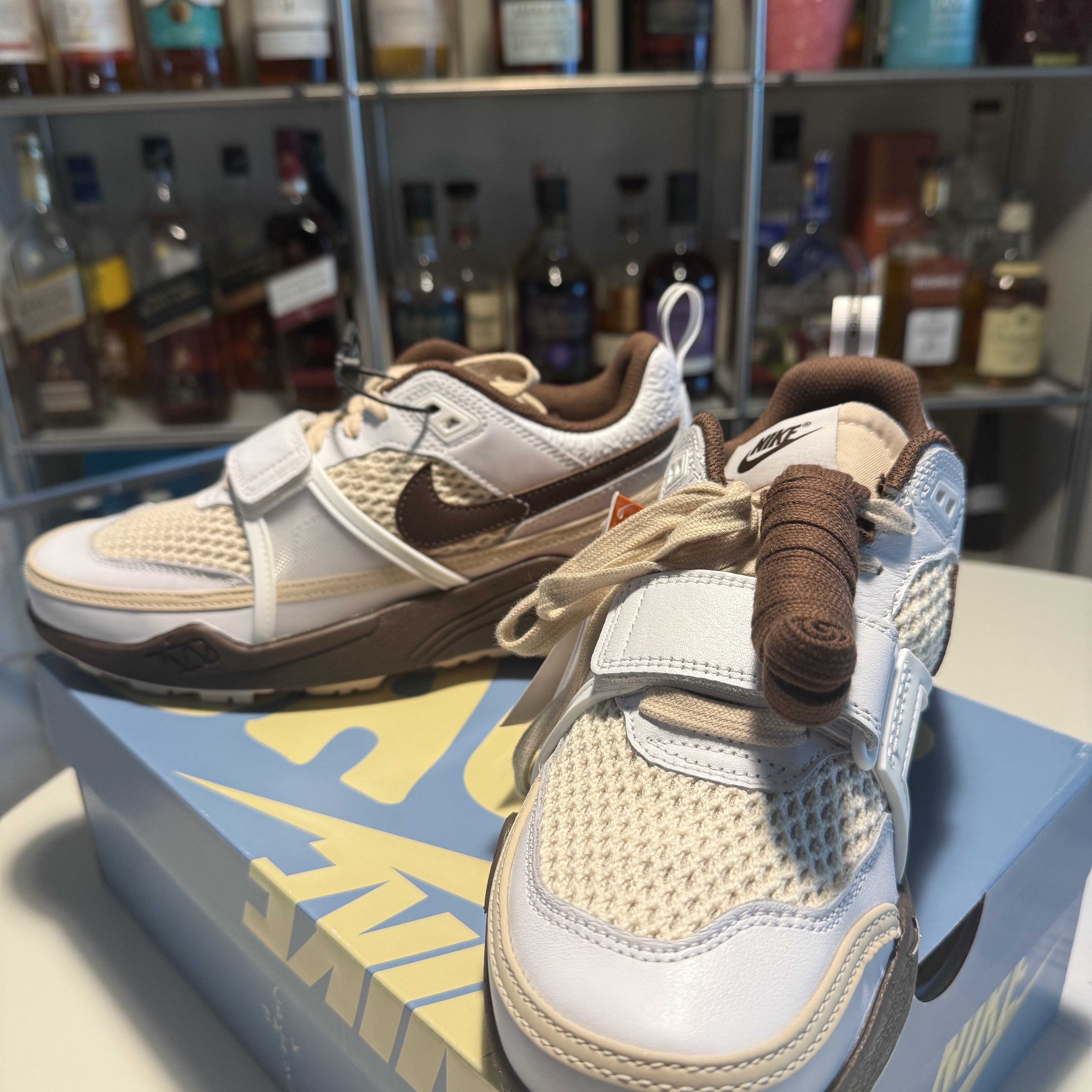 Nike x Travis Scott Zoom Field Jaxx White and Light Chocolate 착용 스타일