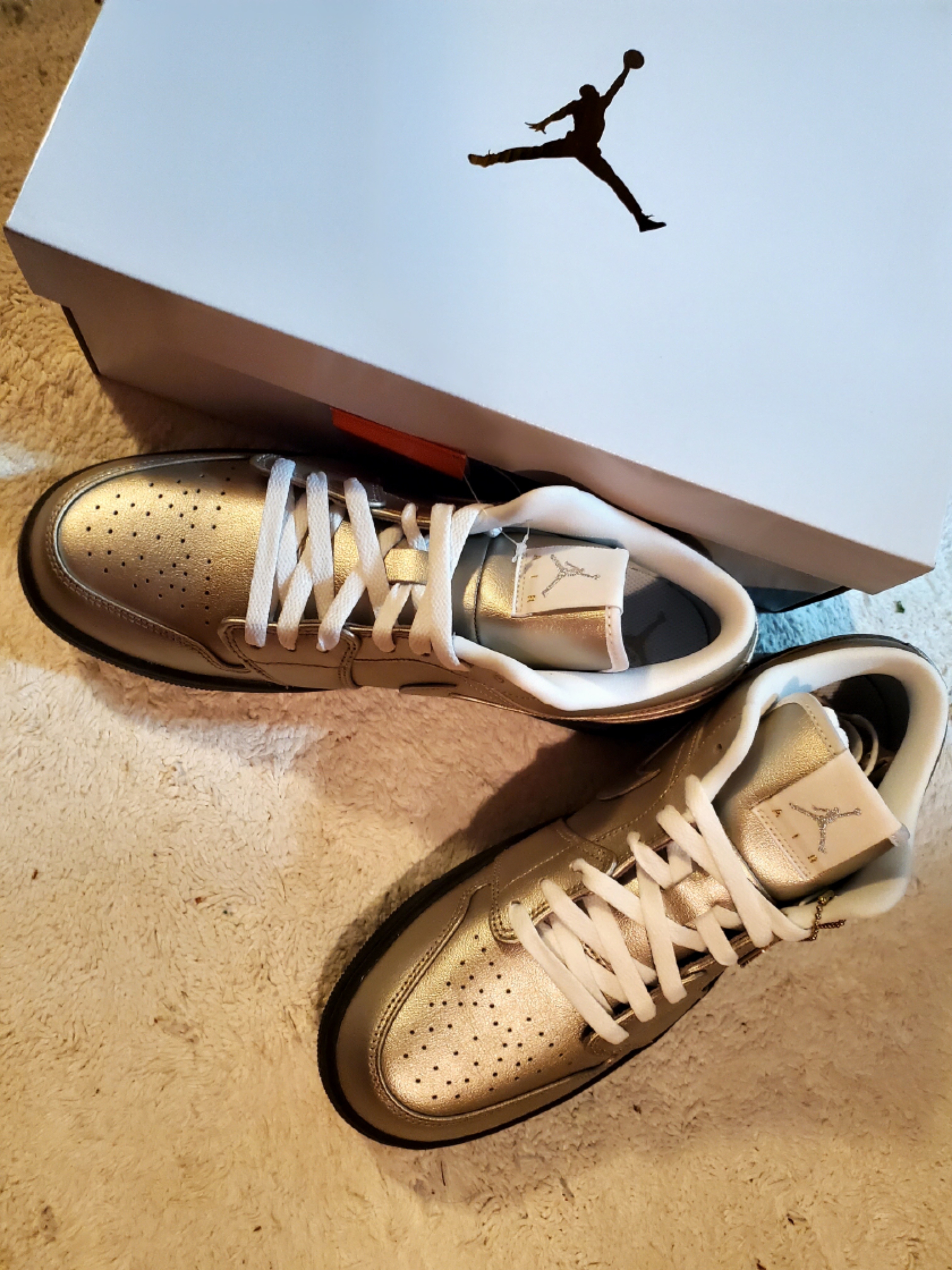 (W) Jordan 1 Low Metallic Zinc 착용 스타일 - 3
