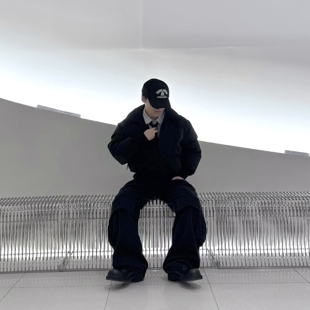 [KREAM 단독] BLR x POG Divided Curved Line Double Buckle Pants Black 착용 스타일 - 5