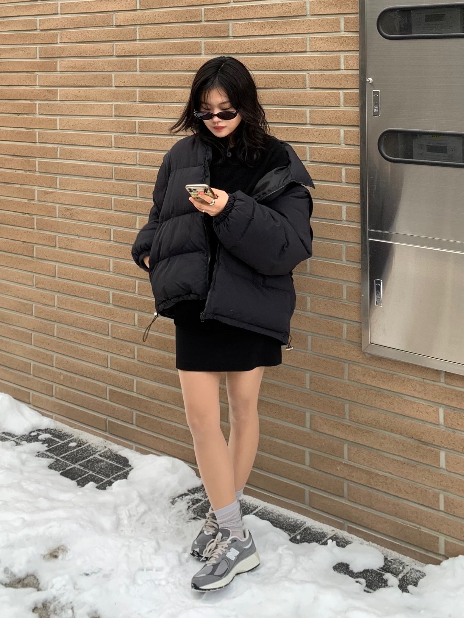 New Balance 2002R Premium Vintage Grey, (W) Glowny 3/4 Button Fly Mini Dress Black 착용 스타일