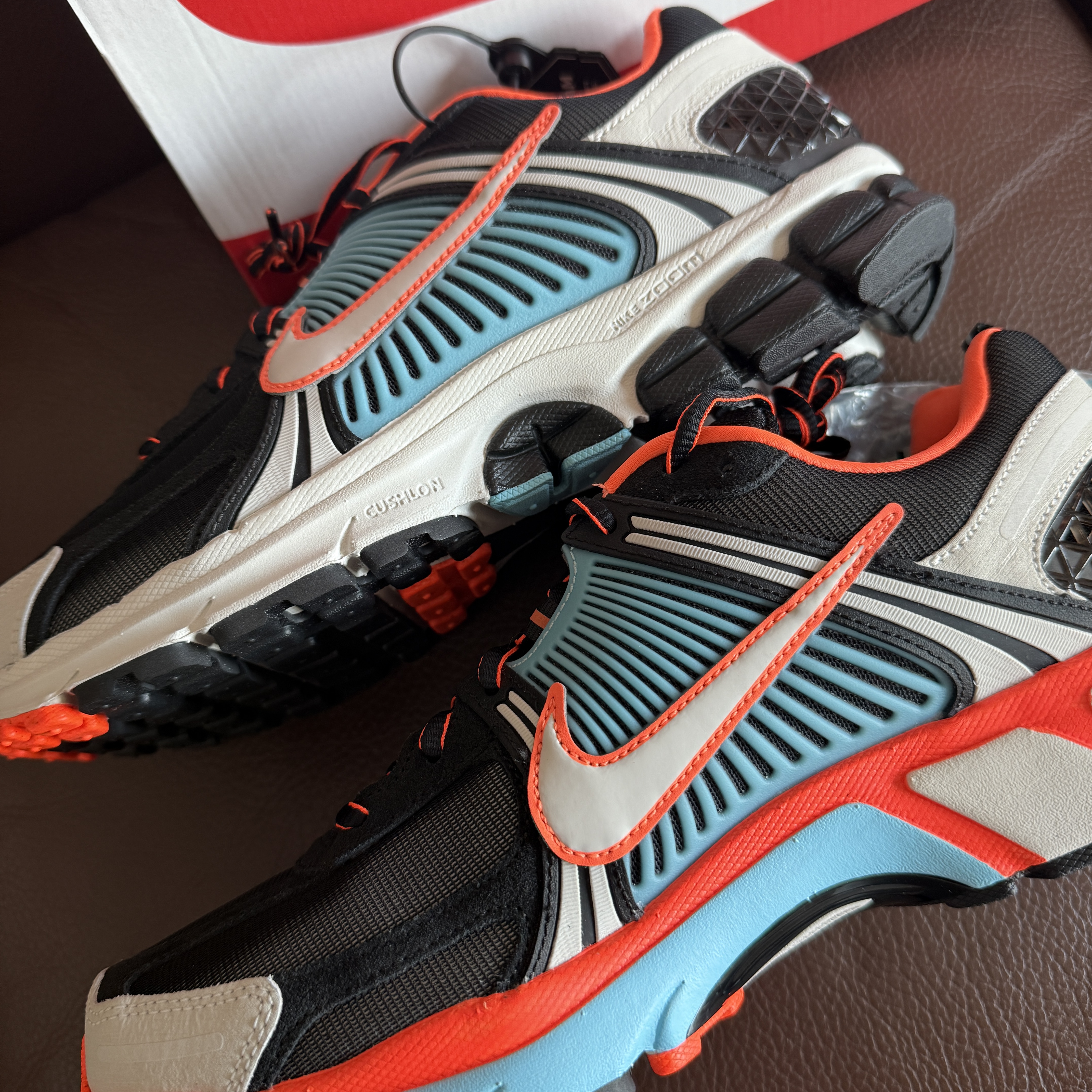 (W) Nike Zoom Vomero 5 Black Blue Gaze 착용 스타일 - 3