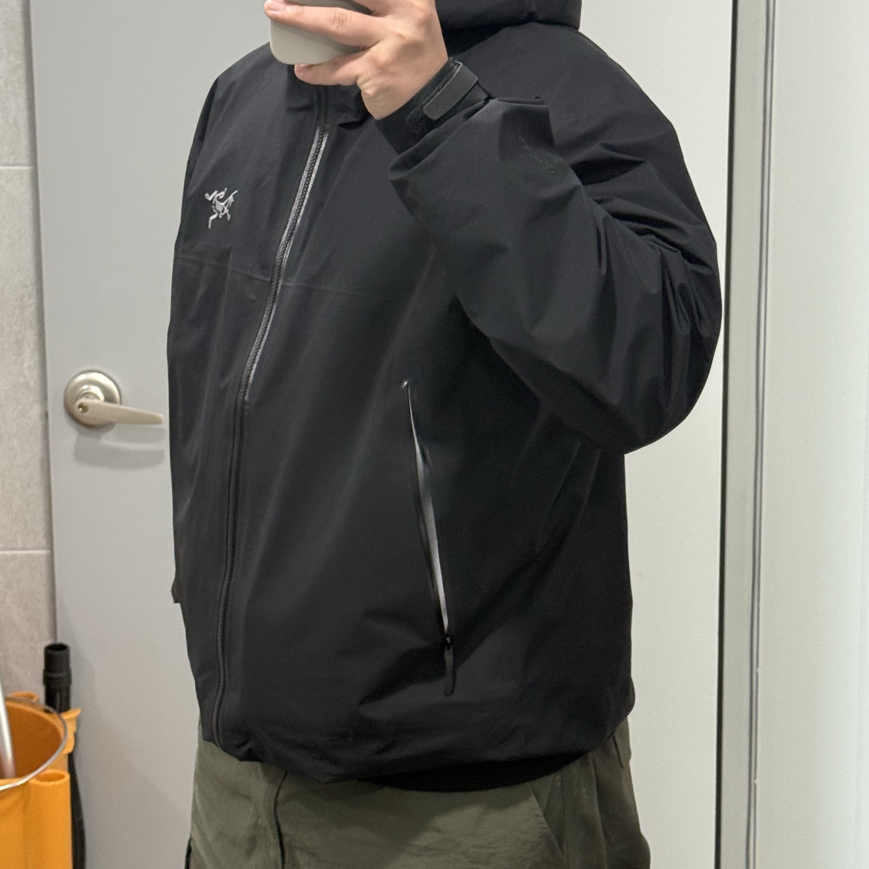 Arc'teryx Beta Jacket Black 착용 스타일 - 2