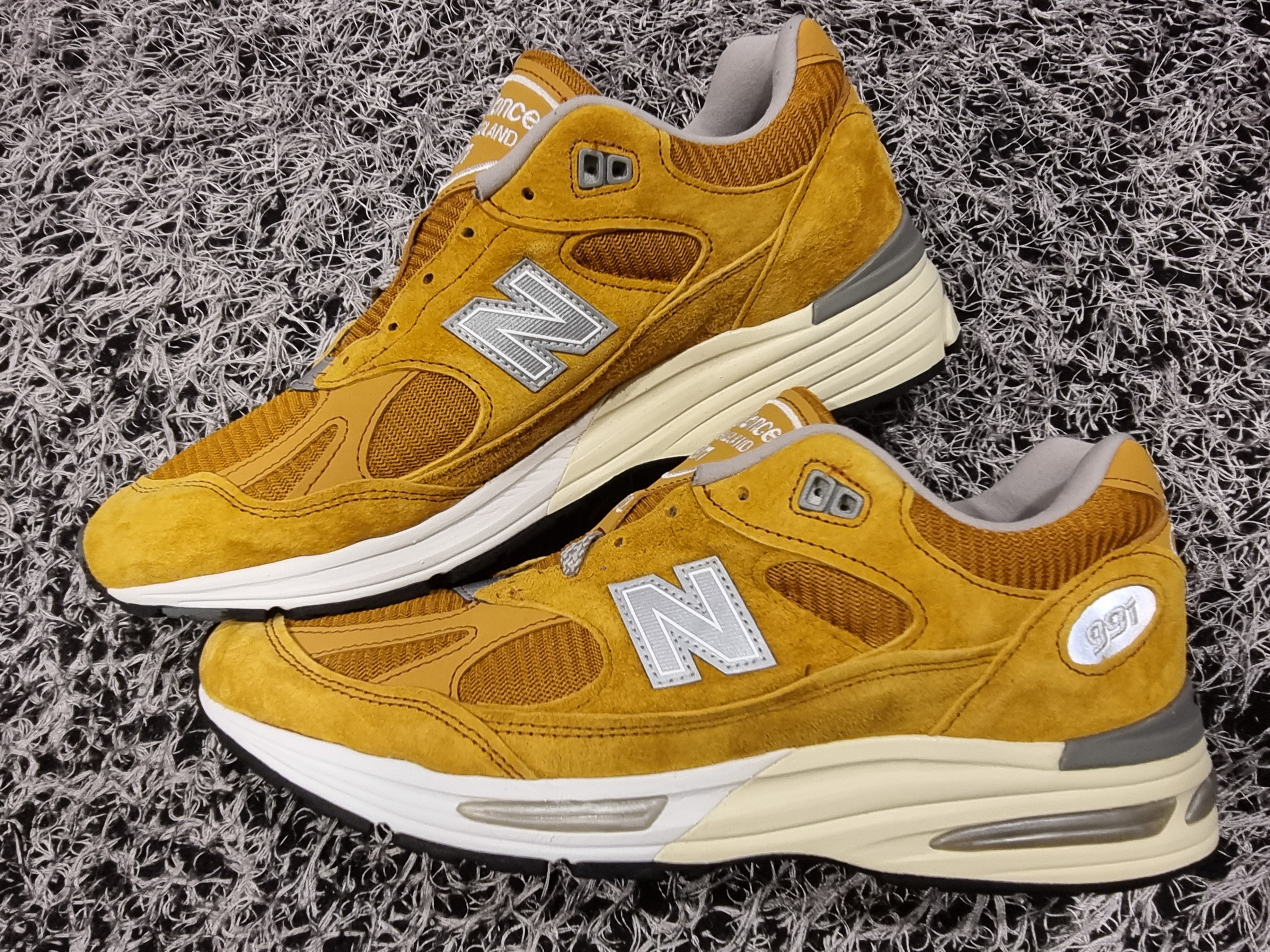 New Balance 991v2 Made in UK Yellow Silver 착용 스타일 - 3