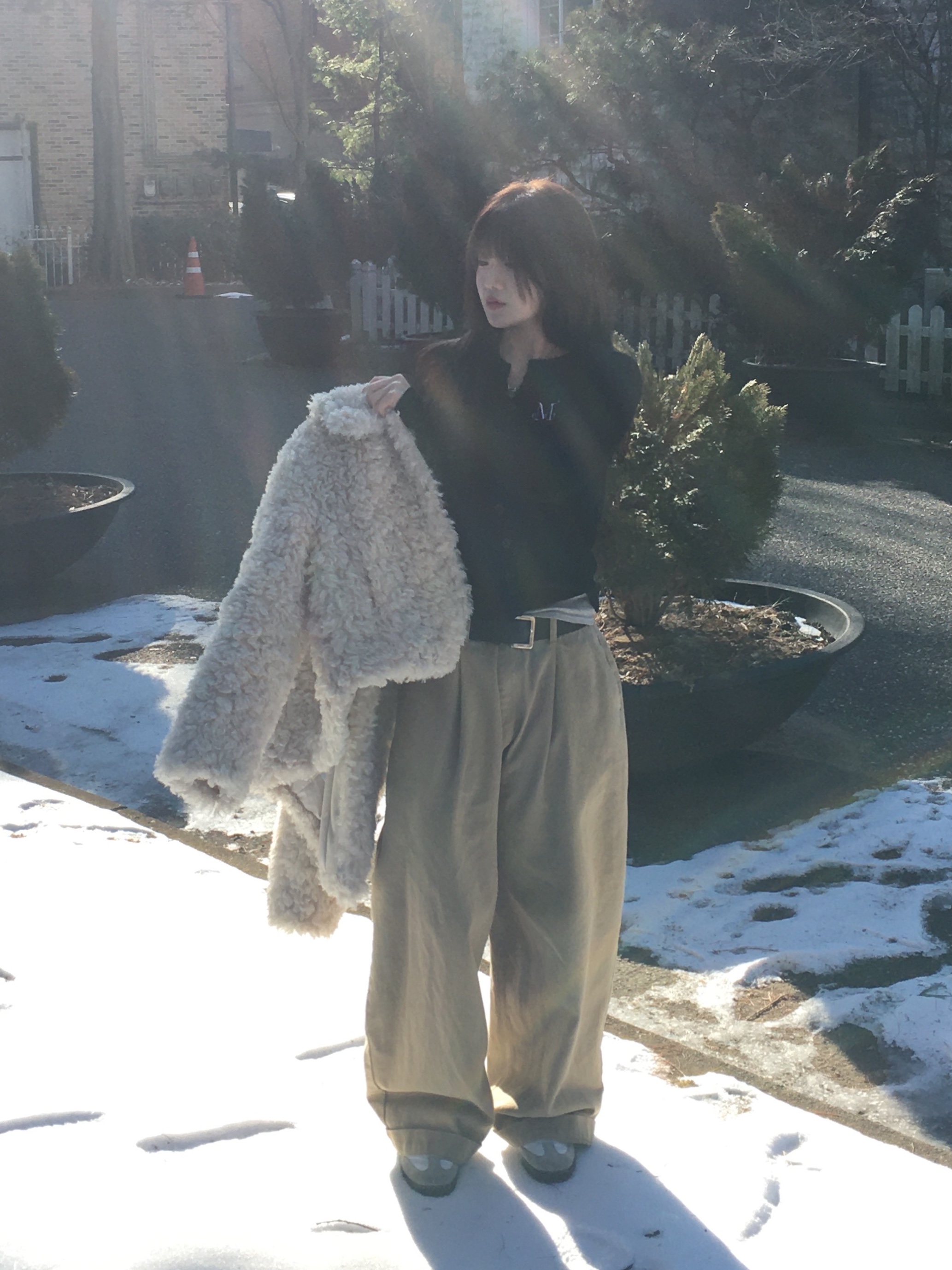 MUCENT Aleg V-Neck Knit Cardigan Black, Adidas Samba OG Cloud White 착용 스타일 - 2