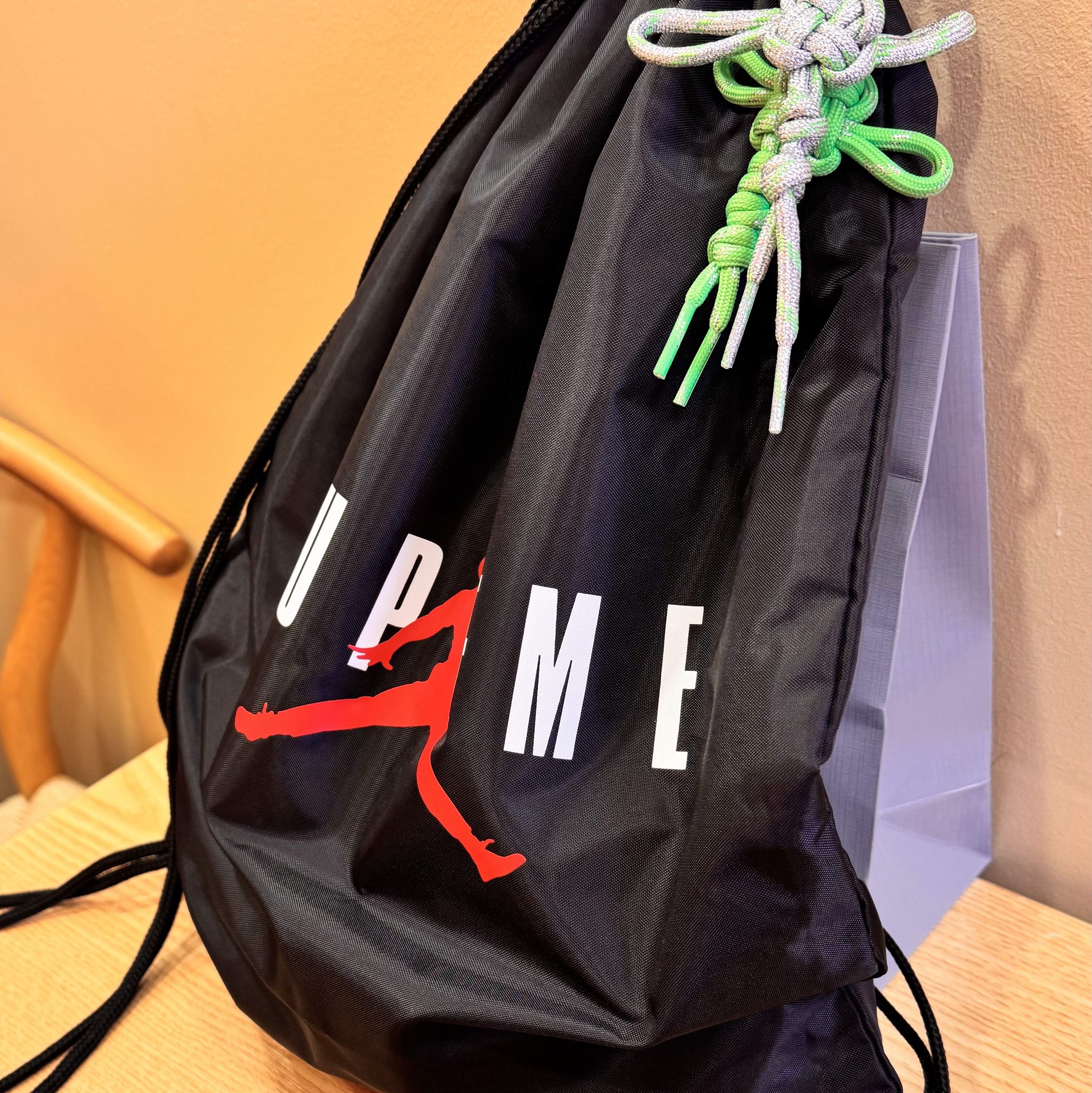 Supreme x Jordan Drawstring Bag Black - 24FW 착용 스타일 - 1