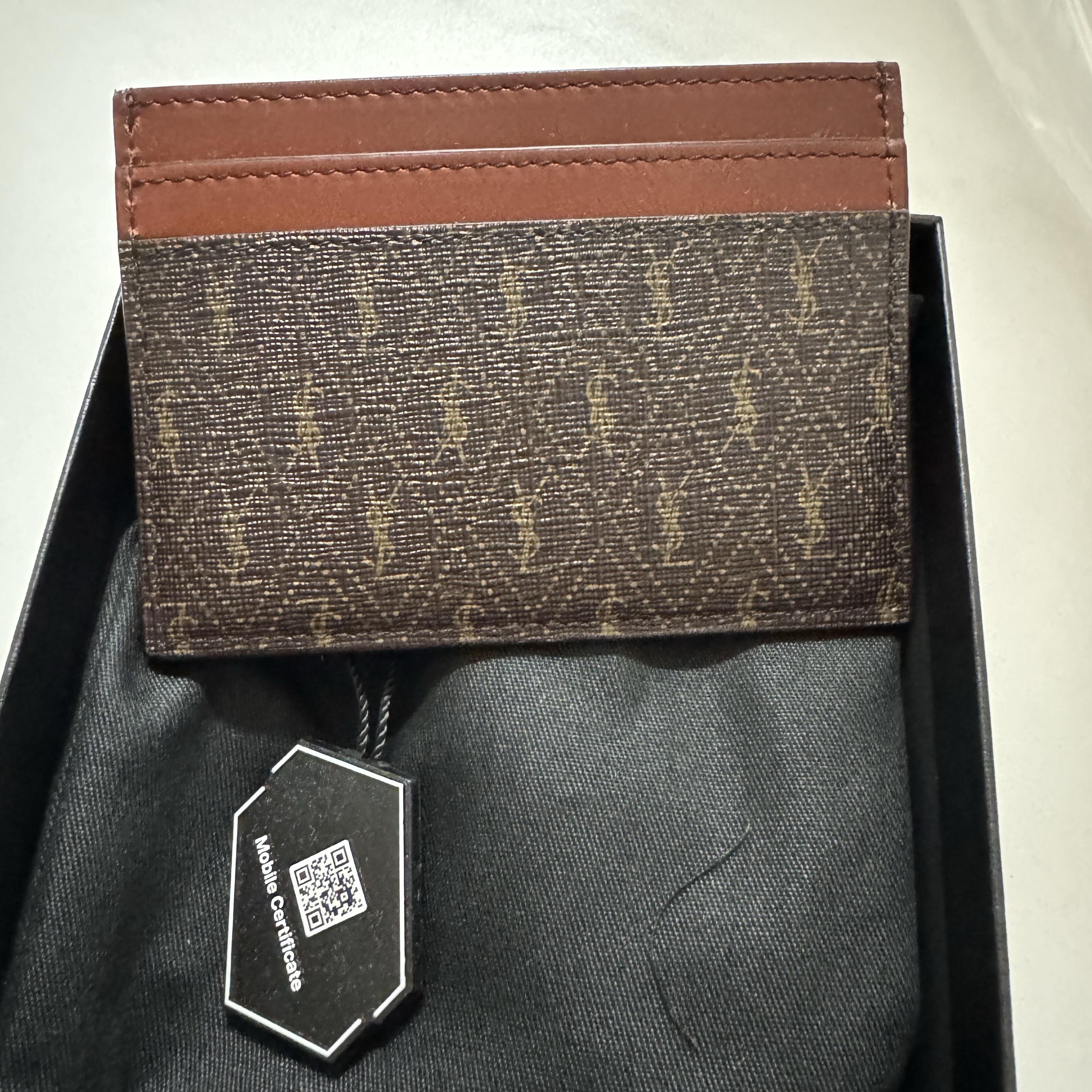 Saint Laurent Le Monogramme Card Holder in Saint Laurent Monogram Canvas Chestnut 착용 스타일 - 2