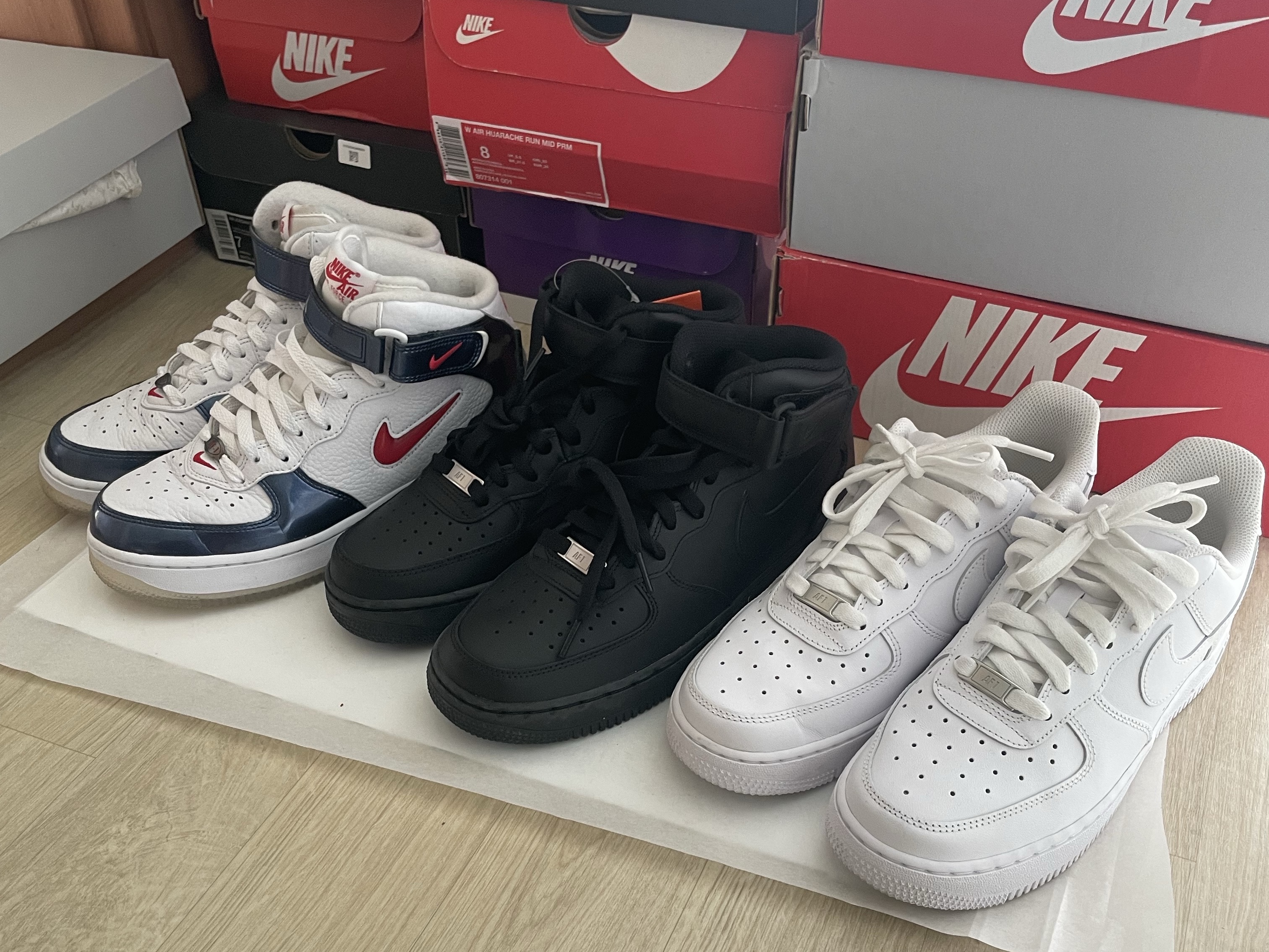 Nike Air Force 1 Mid QS University Red and Midnight Navy, Nike Air Force 1 '07 Low White 착용 스타일