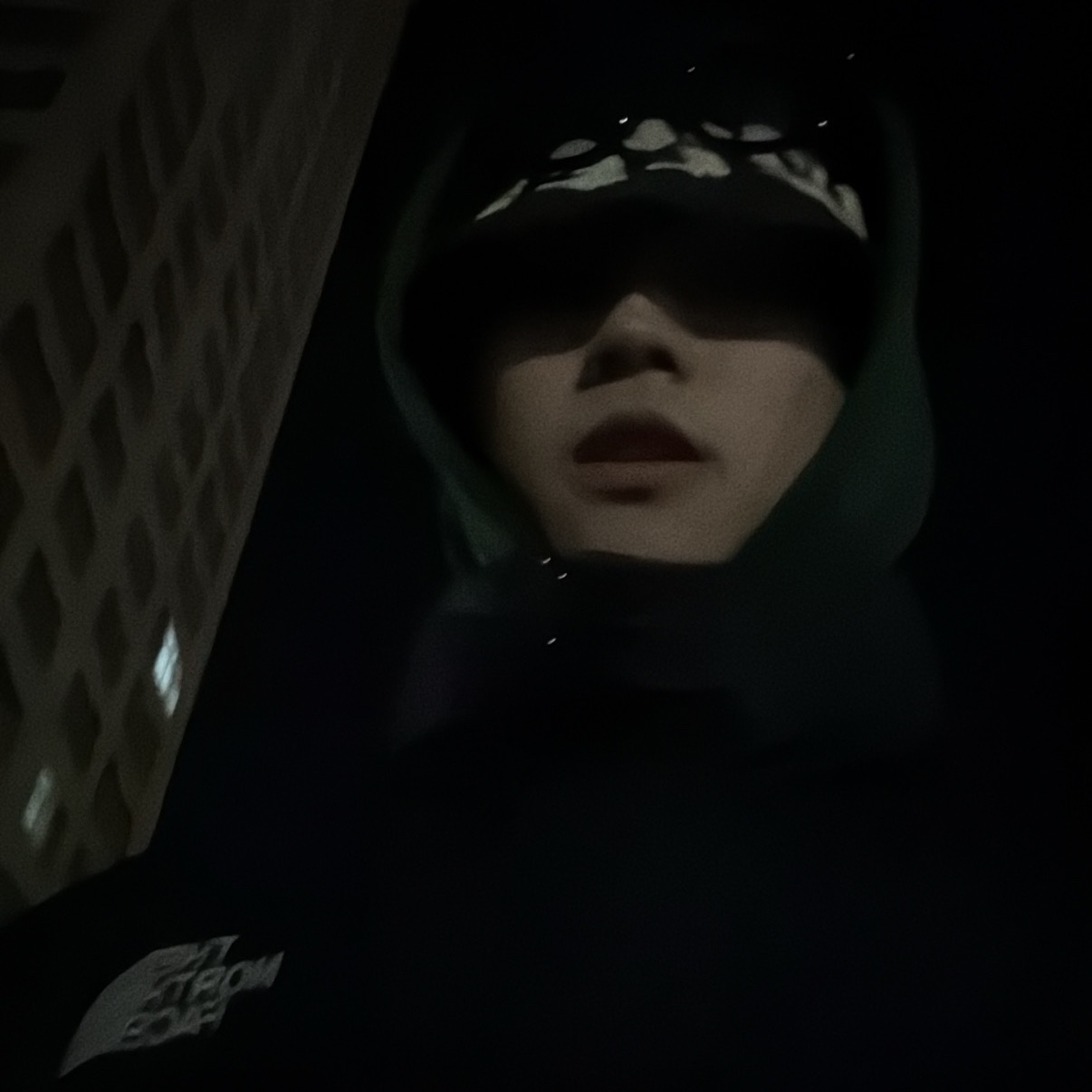 Supreme Old English Straw Crusher Black - 23SS, Gentle Monster Antena 01 Black 착용 스타일 - 2
