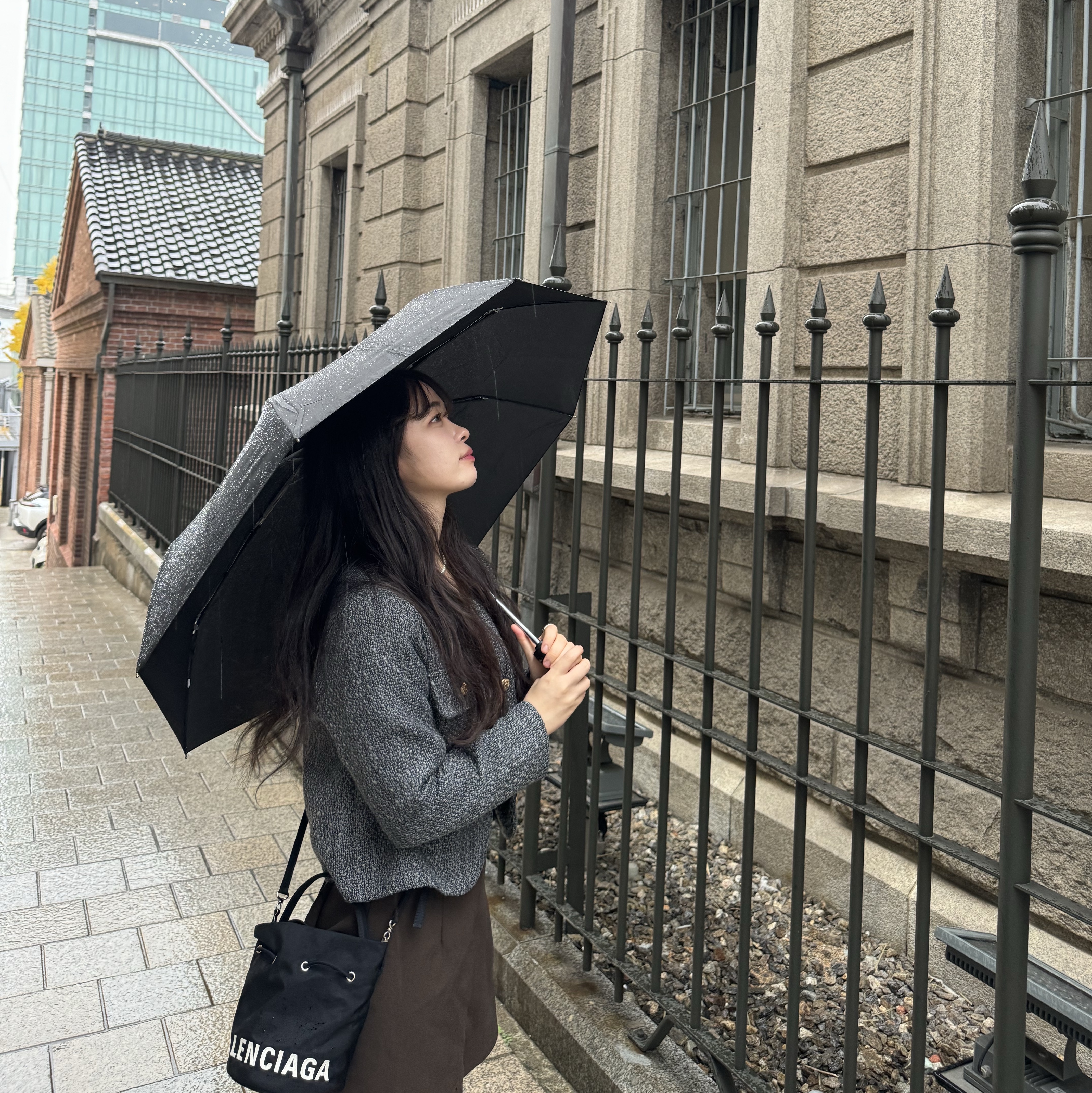 Balenciaga Wheel XS Drawstring Bucket Bag Black White 착용 스타일 - 2