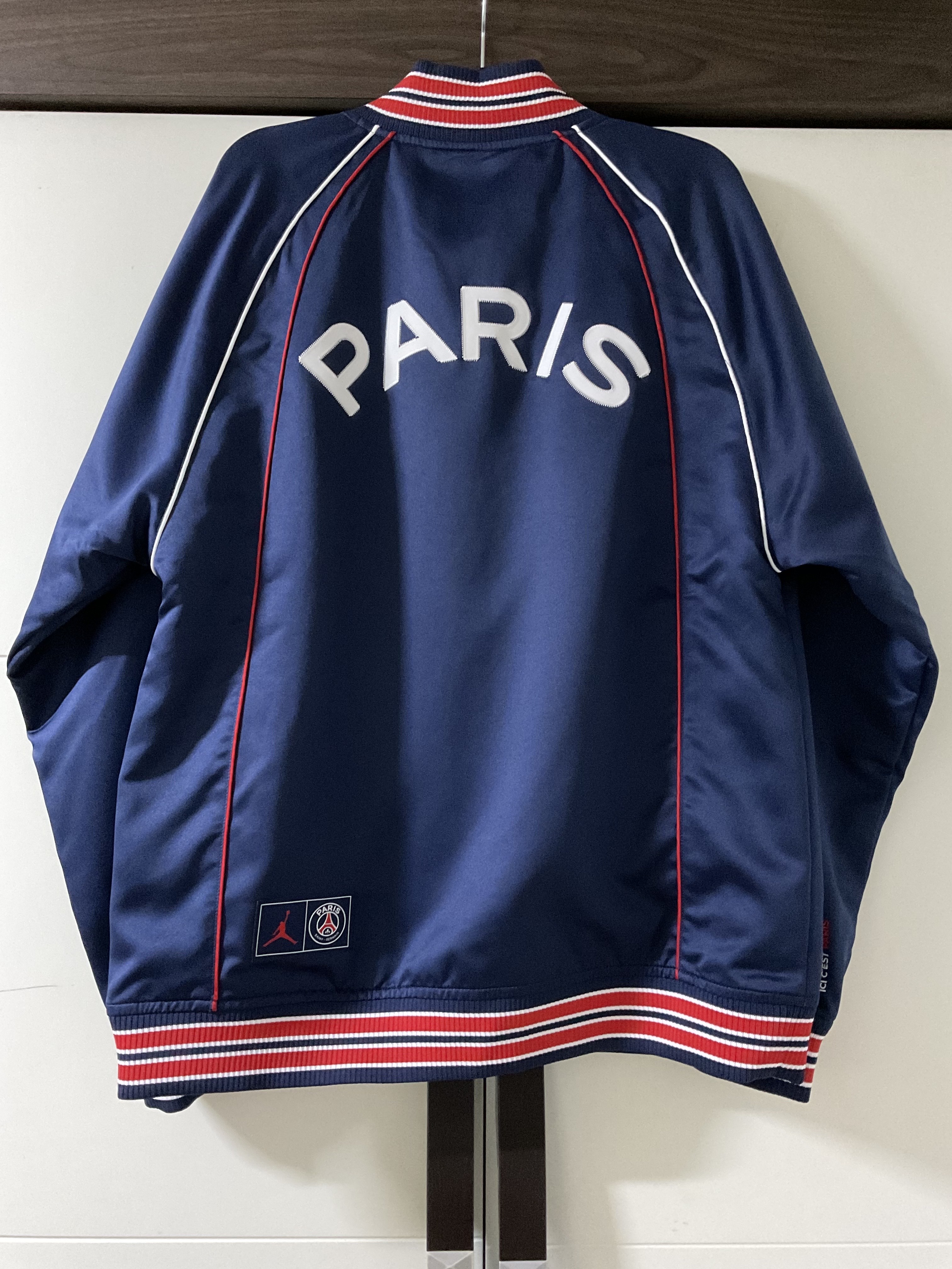 Jordan x Paris Saint-Germain Club Anthem Jacket Midnight Navy 착용 스타일 - 2