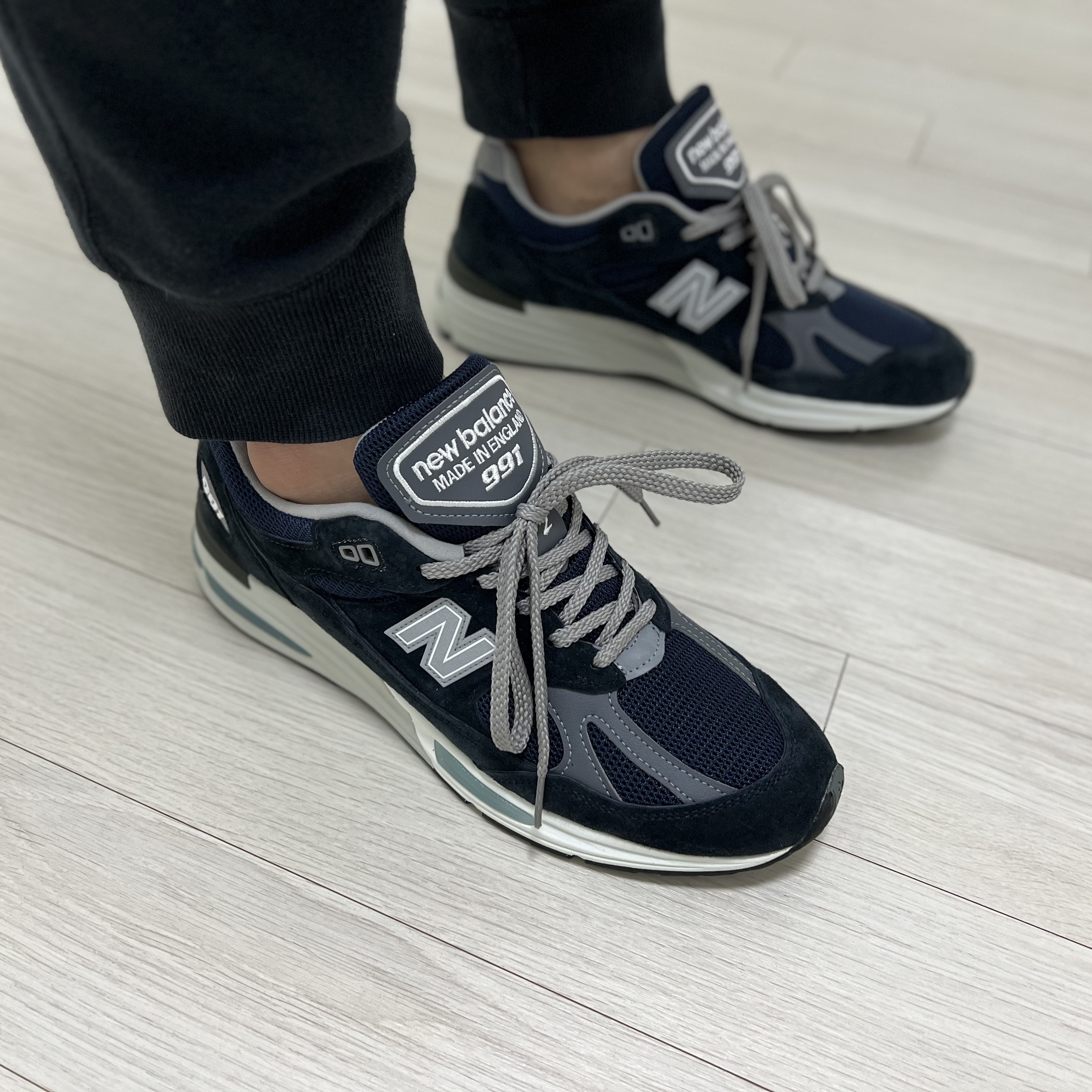 New Balance 991v2 Made in UK Dark Navy Smoked Pearl 착용 스타일 - 1