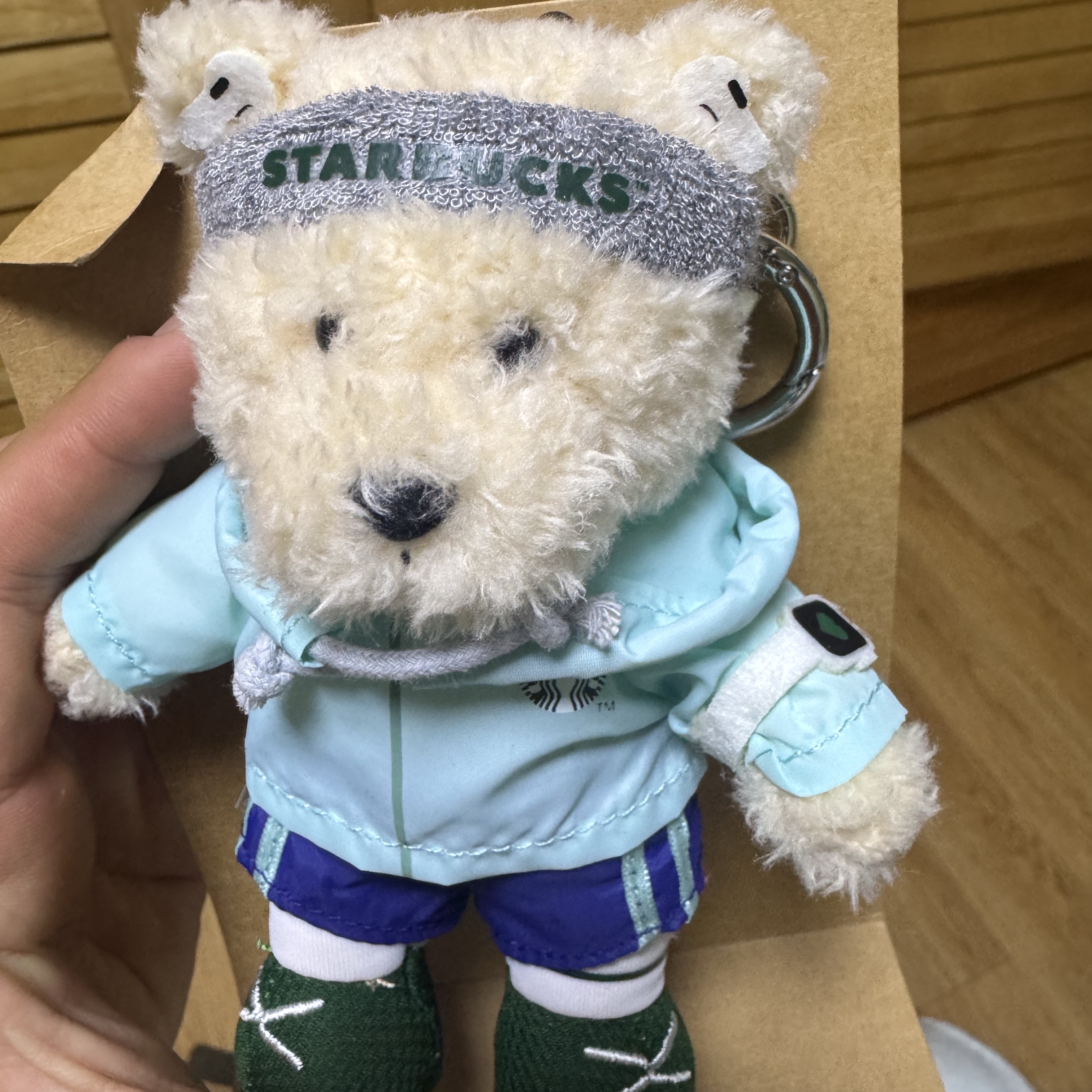 Starbucks Running Bearista Keychain 착용 스타일