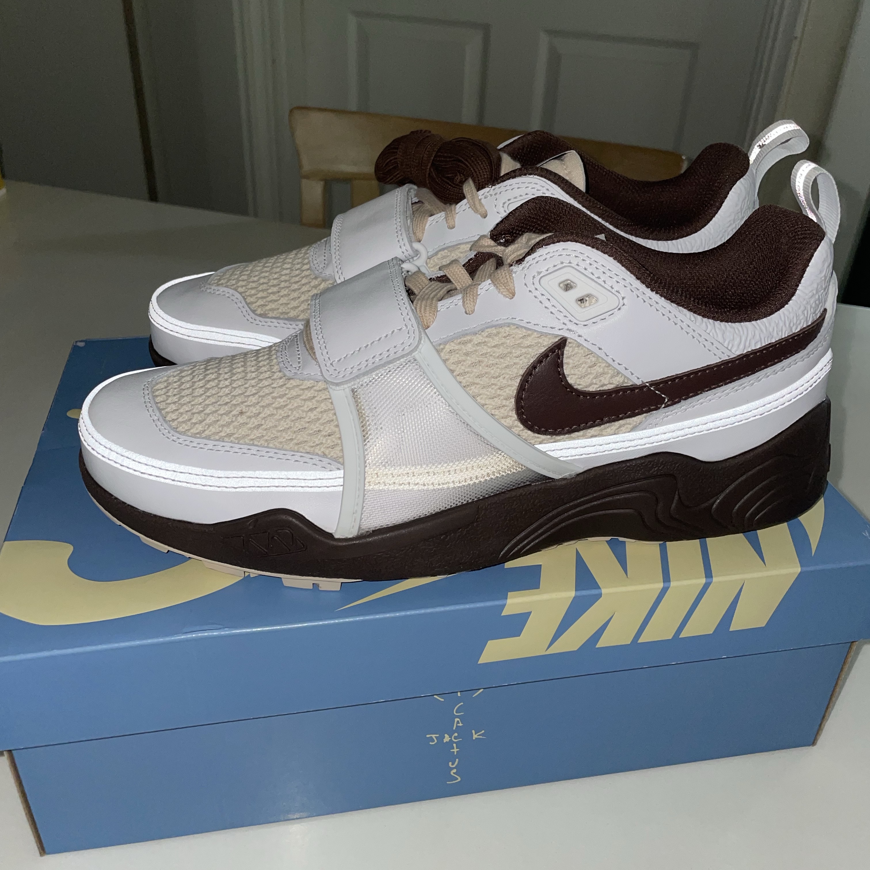 Nike x Travis Scott Zoom Field Jaxx White and Light Chocolate 착용 스타일 - 1