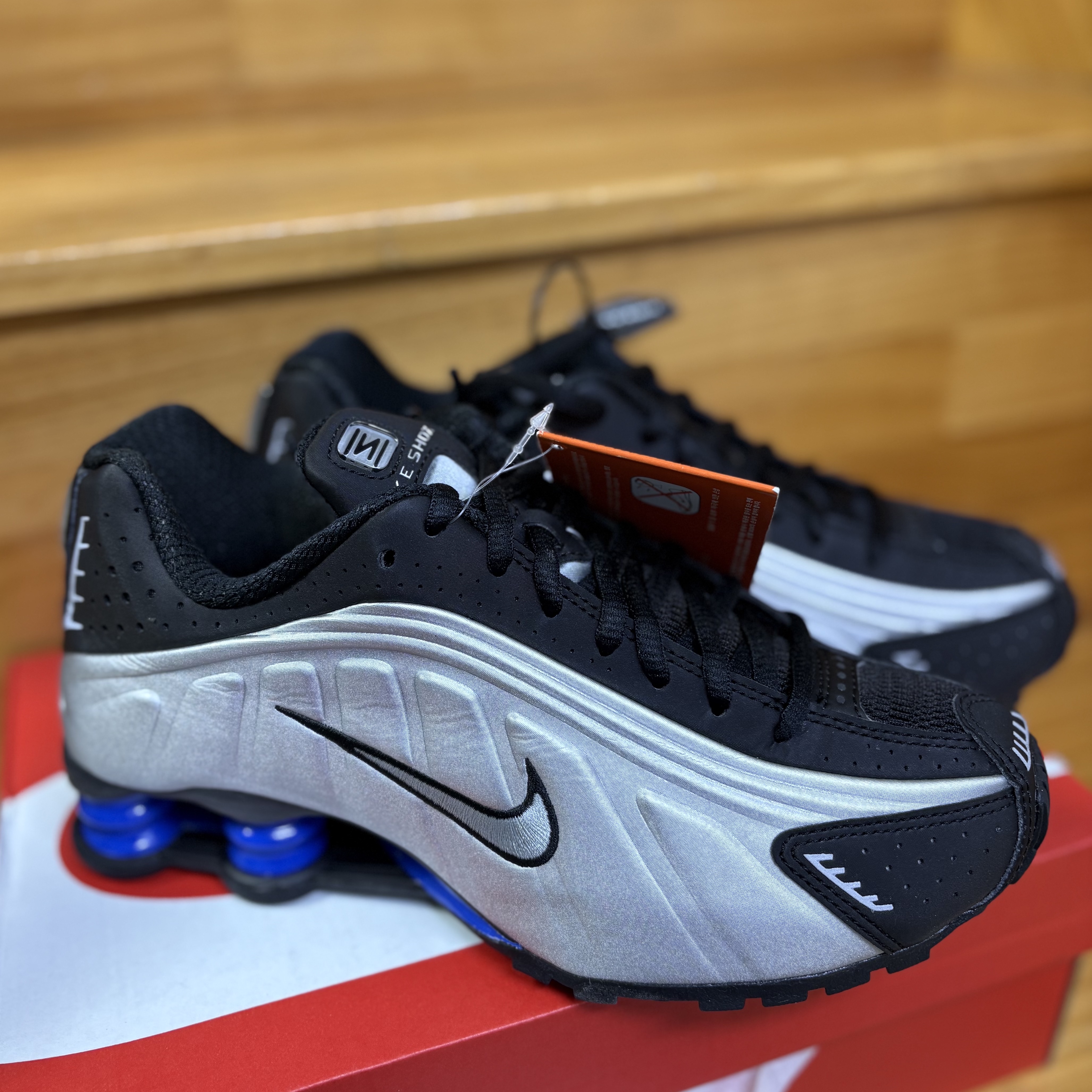 (W) Nike Shox R4 Metallic Silver and Black 착용 스타일 - 2