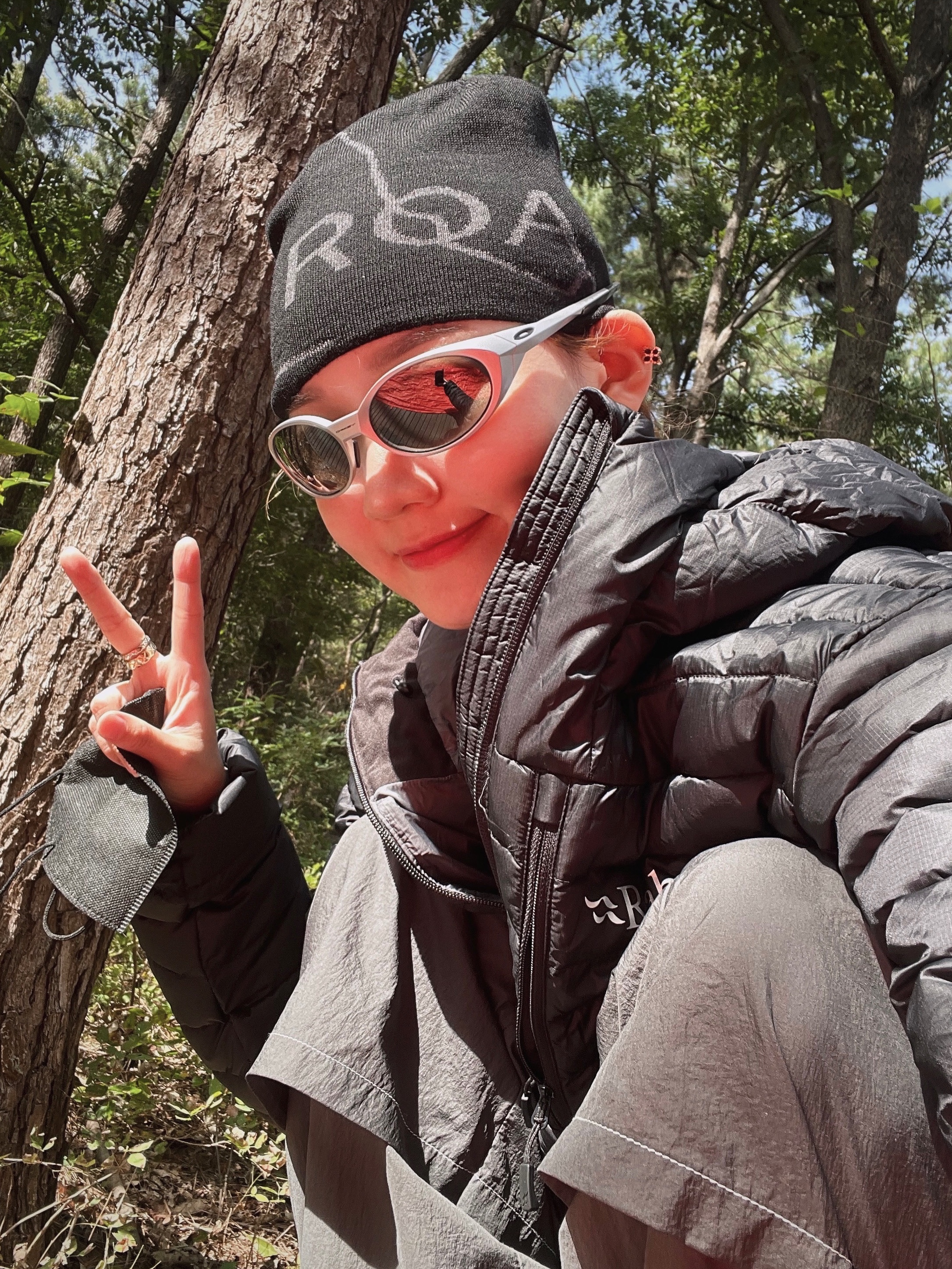 Rab Microlight Alpine Jacket Black, Roa Beanie Logo Black 착용 스타일 - 5