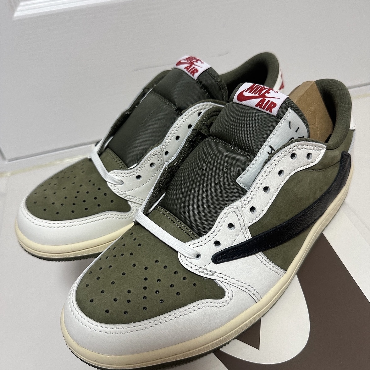 Jordan 1 x Travis Scott Retro Low OG SP Reverse Olive 착용 스타일
