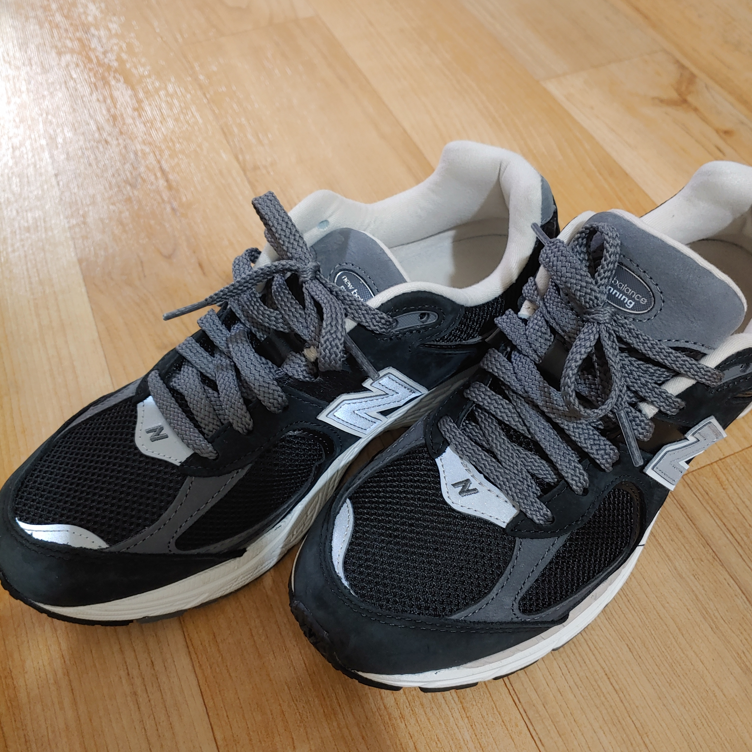 New Balance 2002R Premium Vintage Black 착용 스타일 - 2