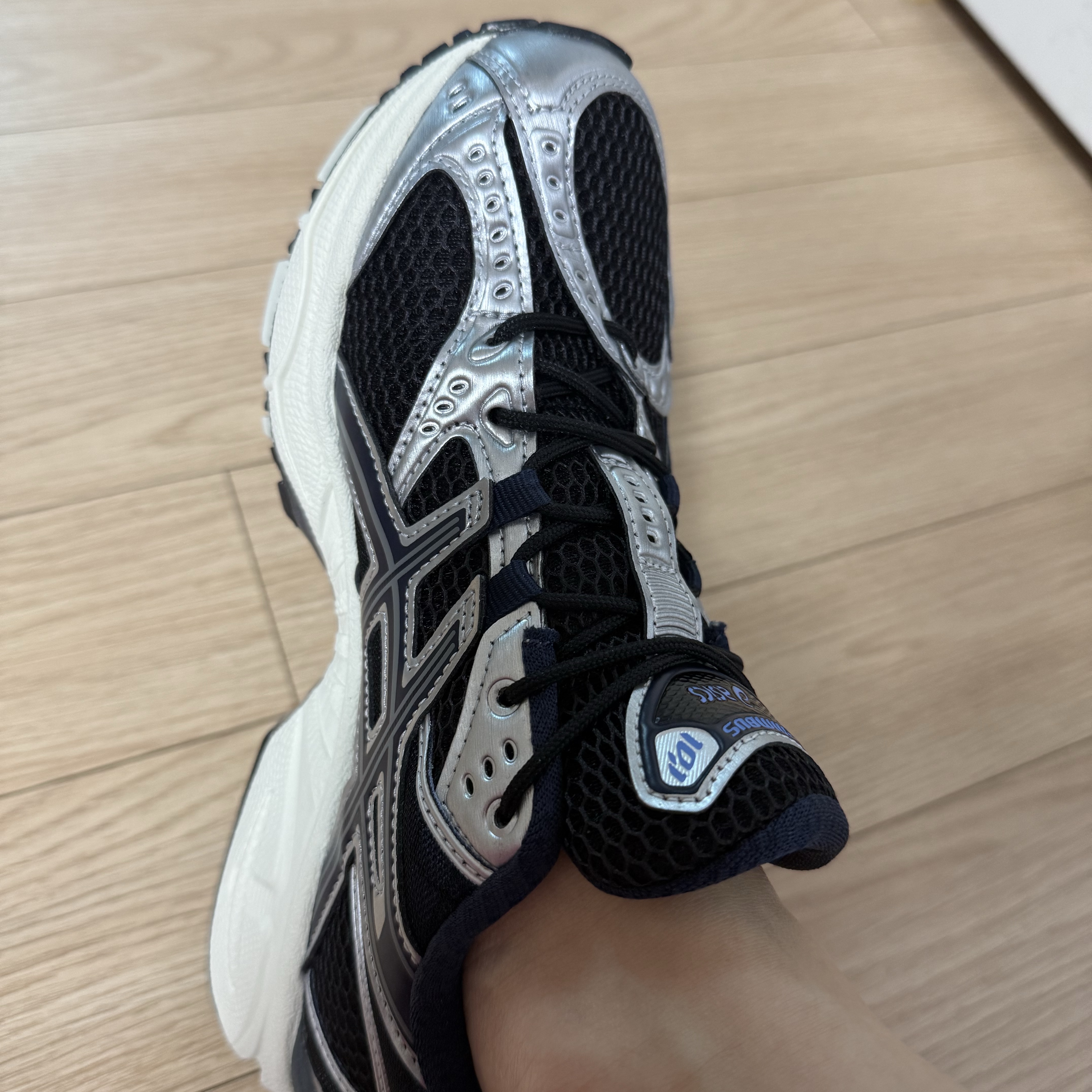 Asics Gel-Nimbus 10.1 Black Midnight 착용 스타일 - 2