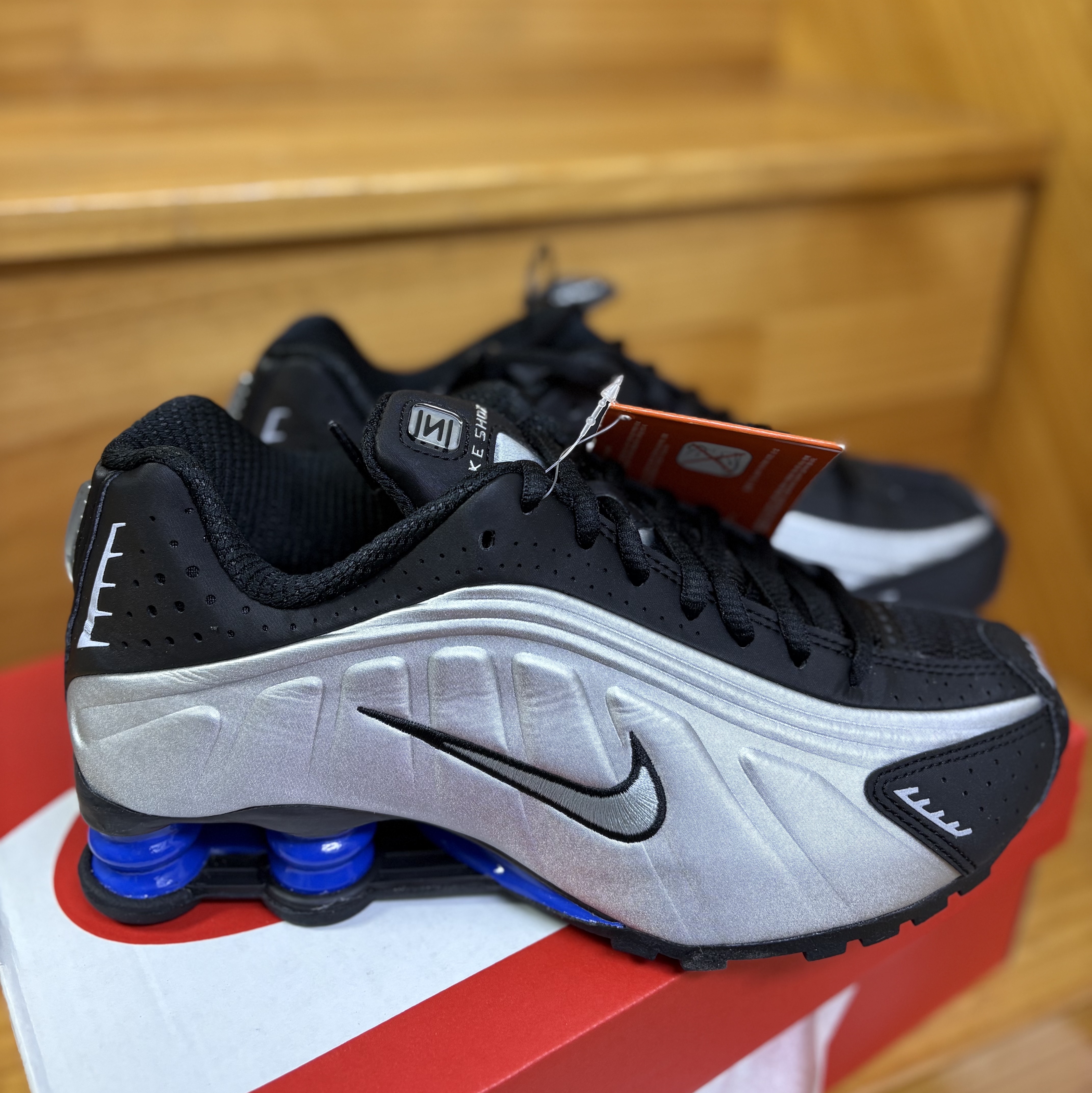 (W) Nike Shox R4 Metallic Silver and Black 착용 스타일 - 1