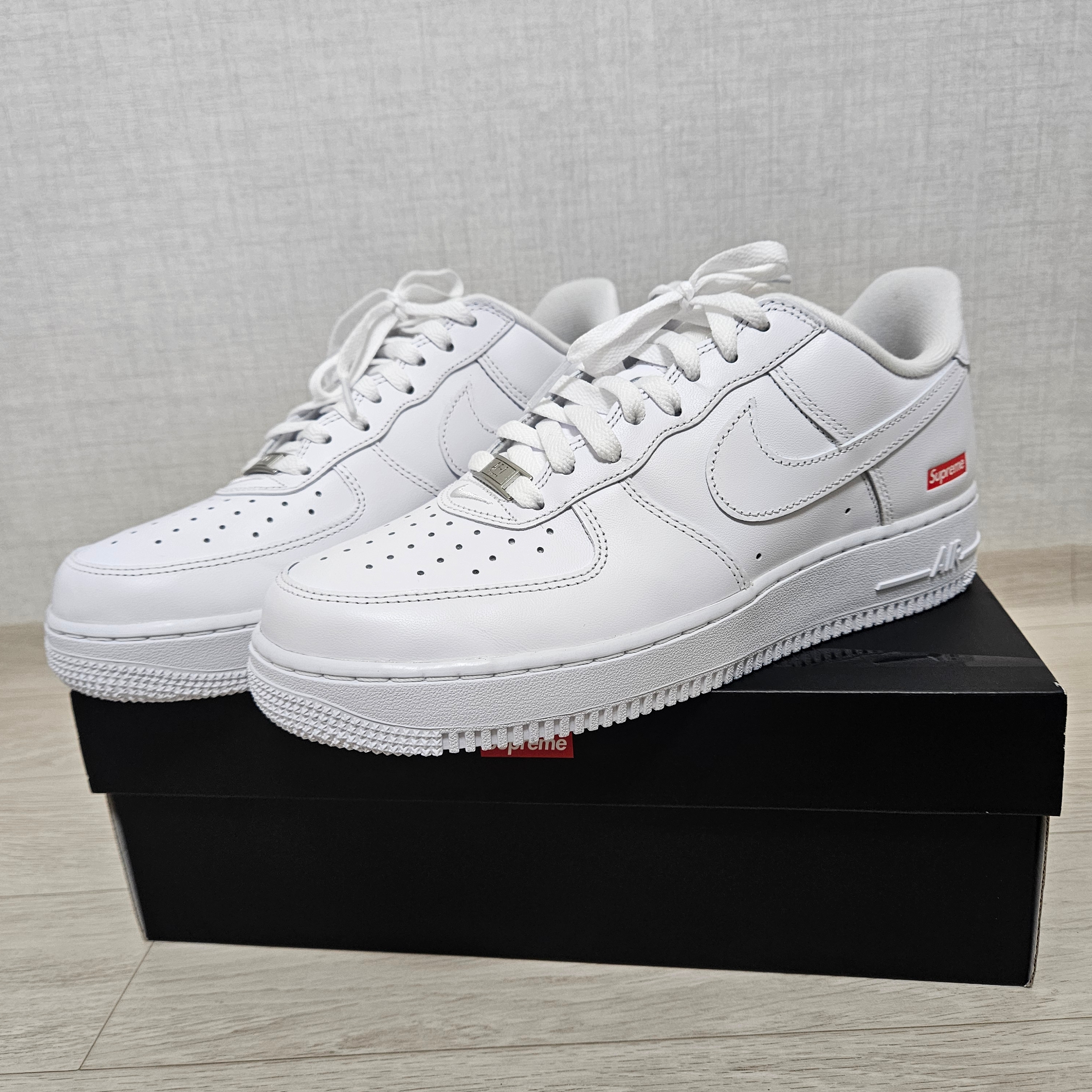 Nike x Supreme Air Force 1 Low White 착용 스타일