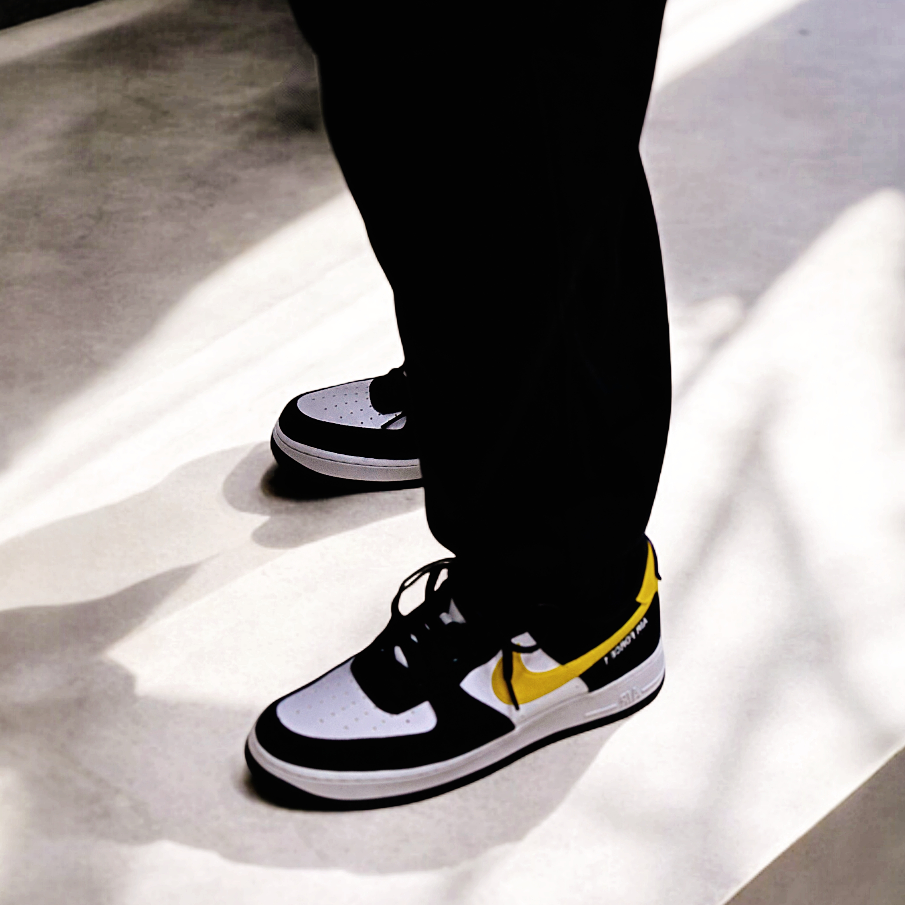 Nike Air Force 1 '07 LV8 Athletic Club Black Dark Sulfur, Uniqlo UT x Kaws x Warhol Sweatpants Black 착용 스타일