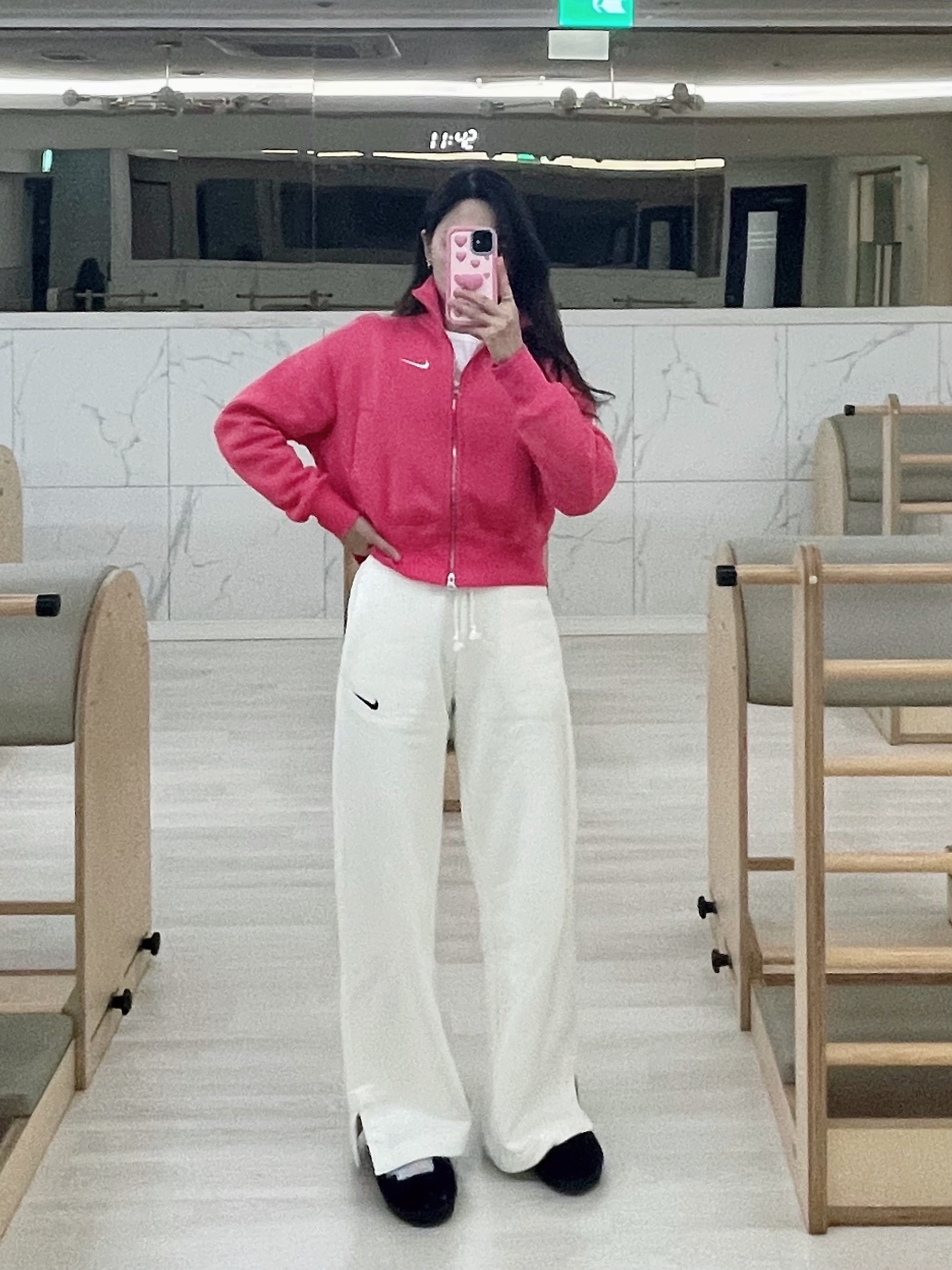 (W) Nike NSW Phoenix Fleece High Waisted Wide Leg Sweatpants Light Orewood Brown - US/EU, (W) Nike NSW Phoenix Fleece Oversized Track Jacket Aster Pink Sail 착용 스타일 - 1